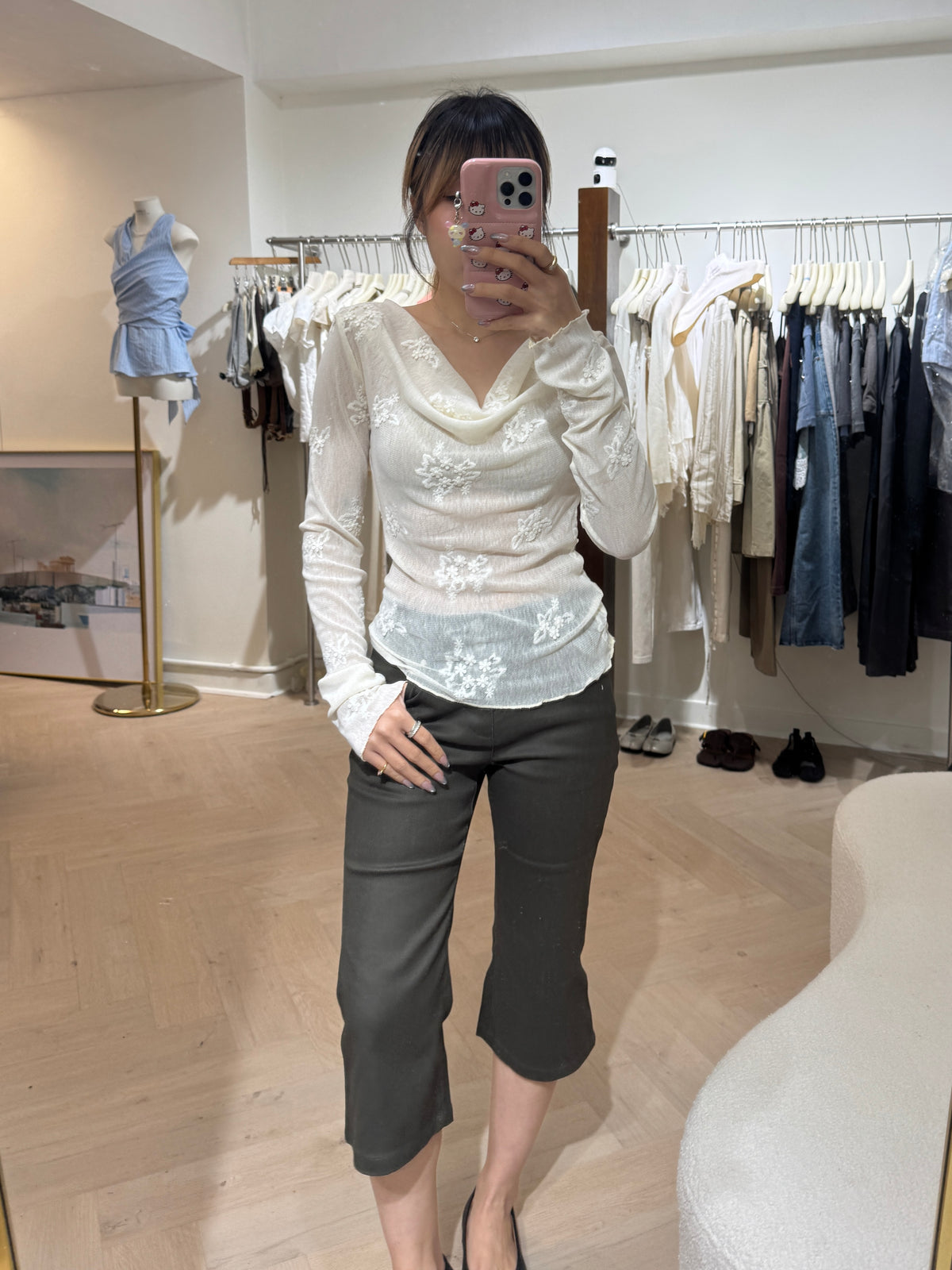 立體花刺繡垂領米色TOP