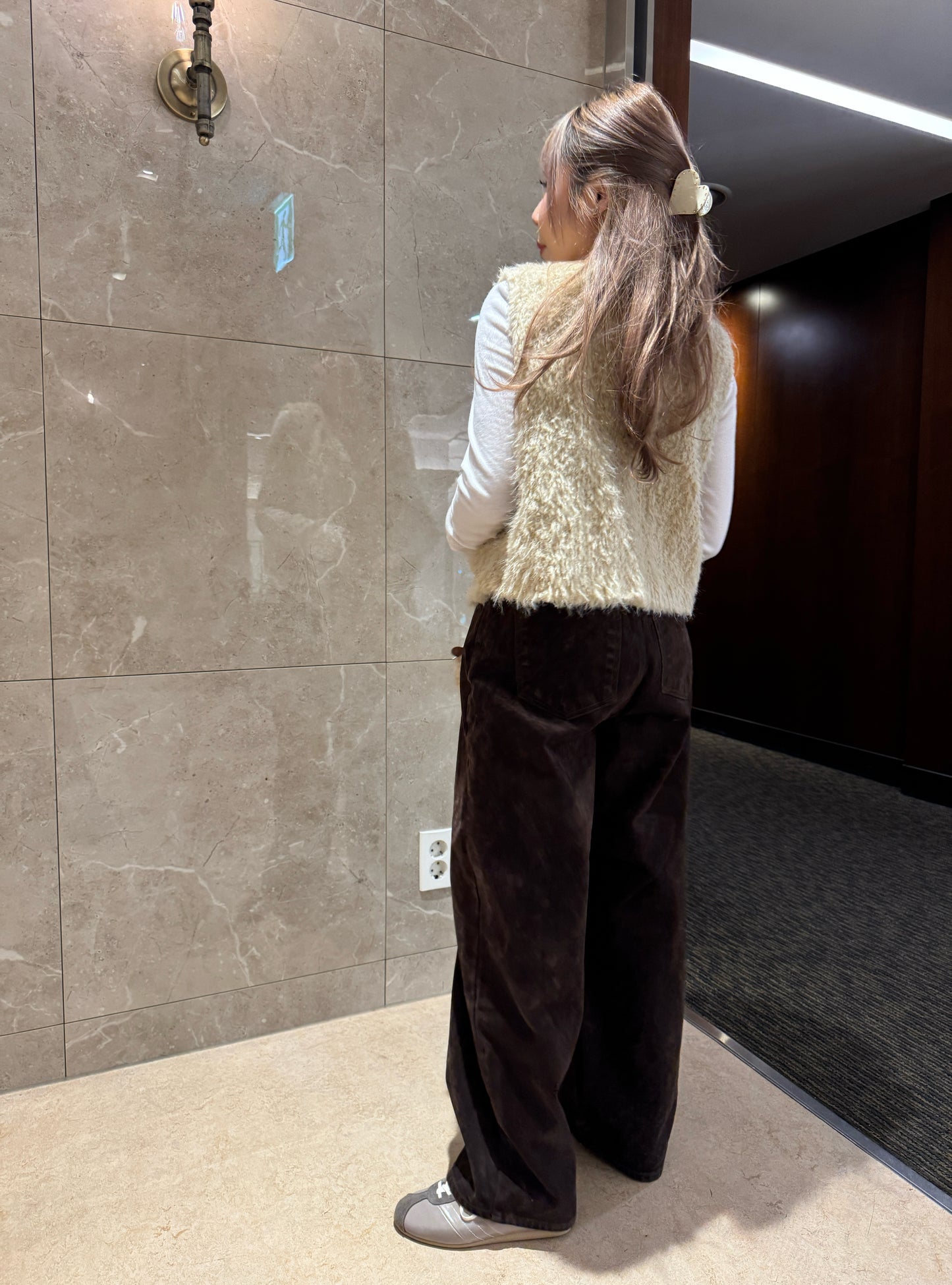 滑毛毛口袋背心外套 ( 白/杏 )