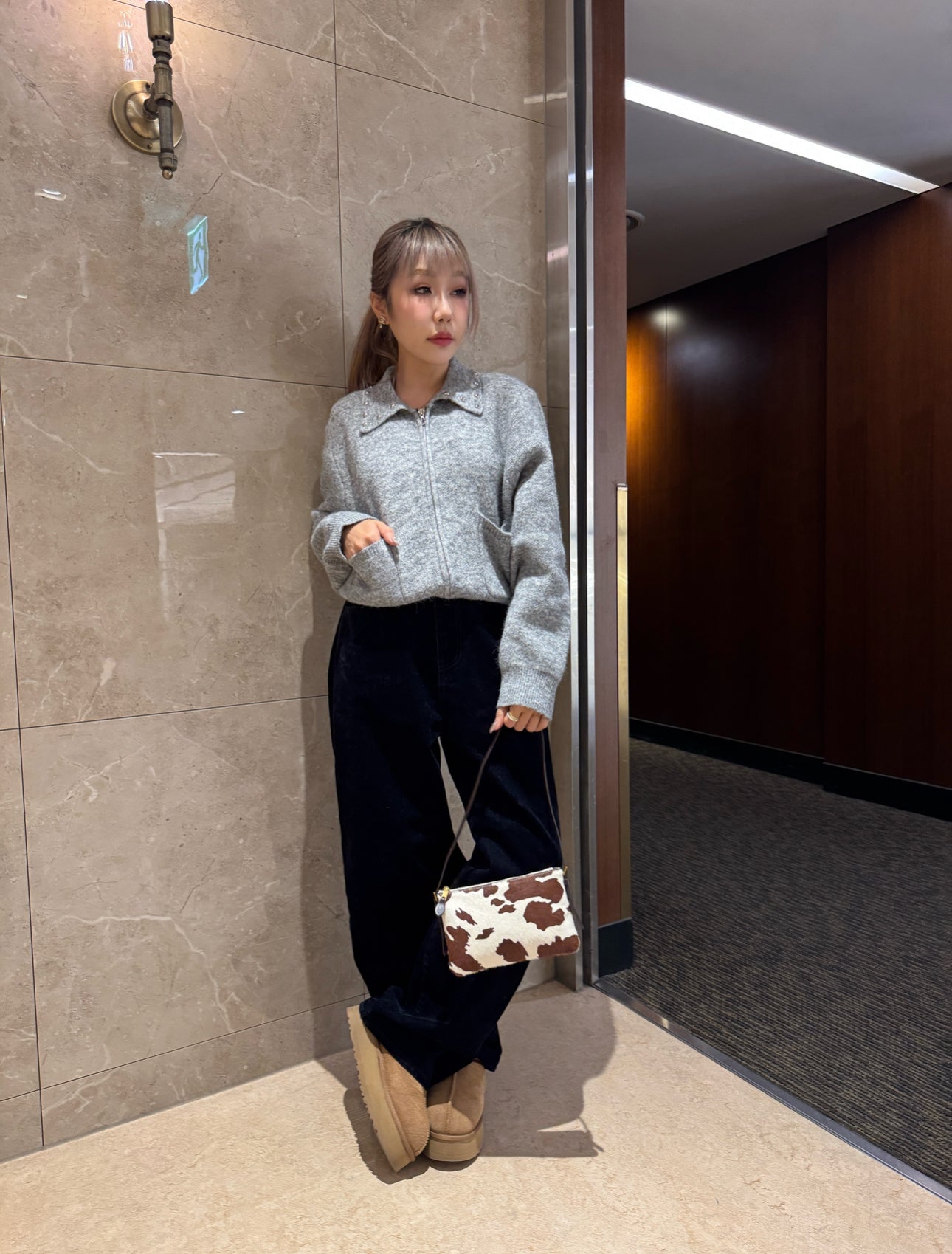 乳牛紋真皮馬毛扁形手袋 ( 附長帶 )