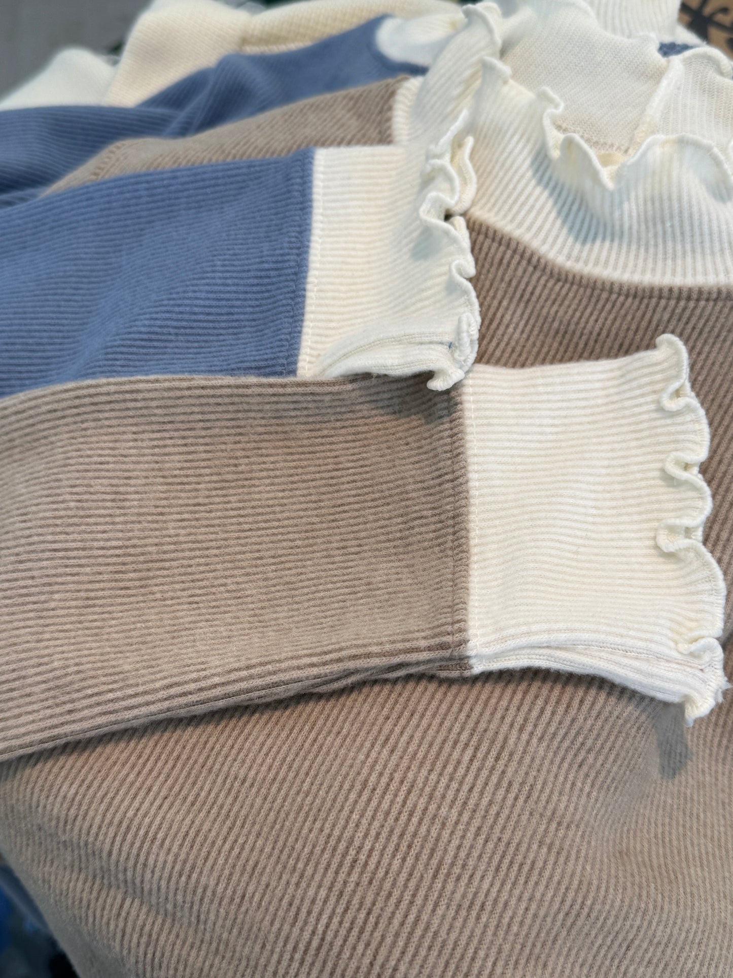 併色木耳邊抓毛上衣 ( 黑/白/藍/杏 )