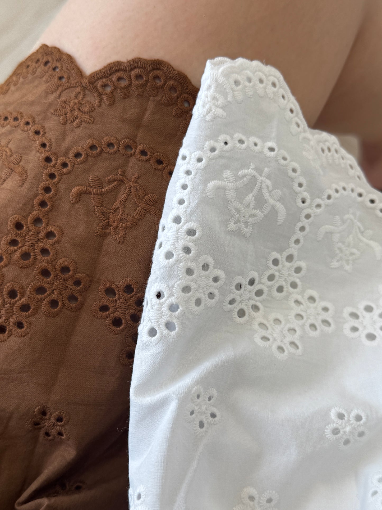 勾花波浪邊短裙 ( 白/啡 )