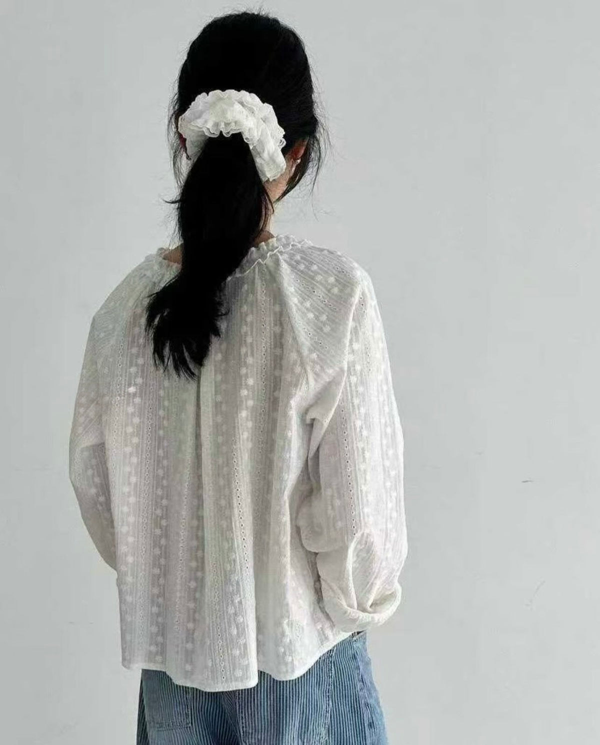 白色刺繡勾花花邊上衣