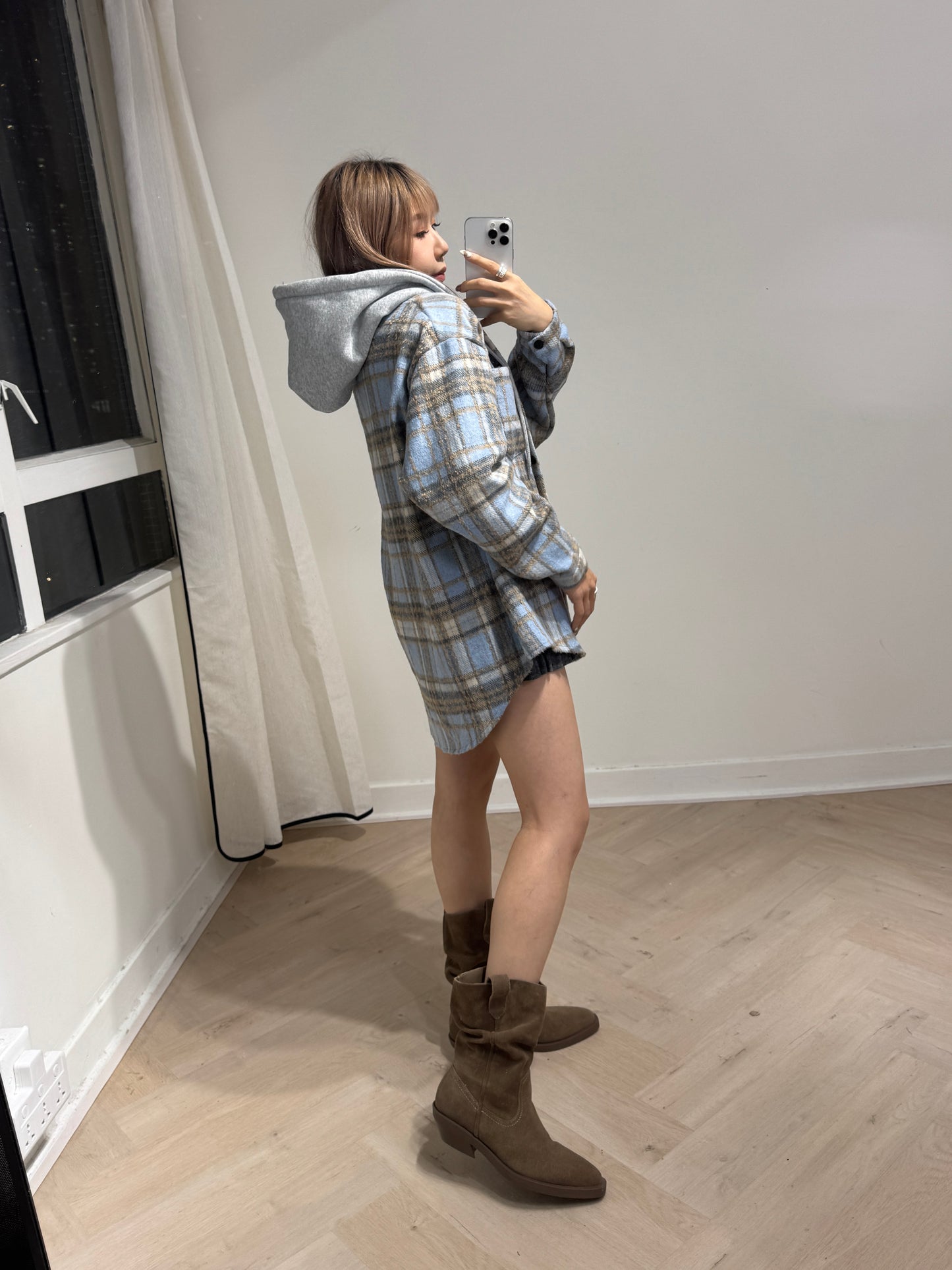 灰帽薄絨格仔外套