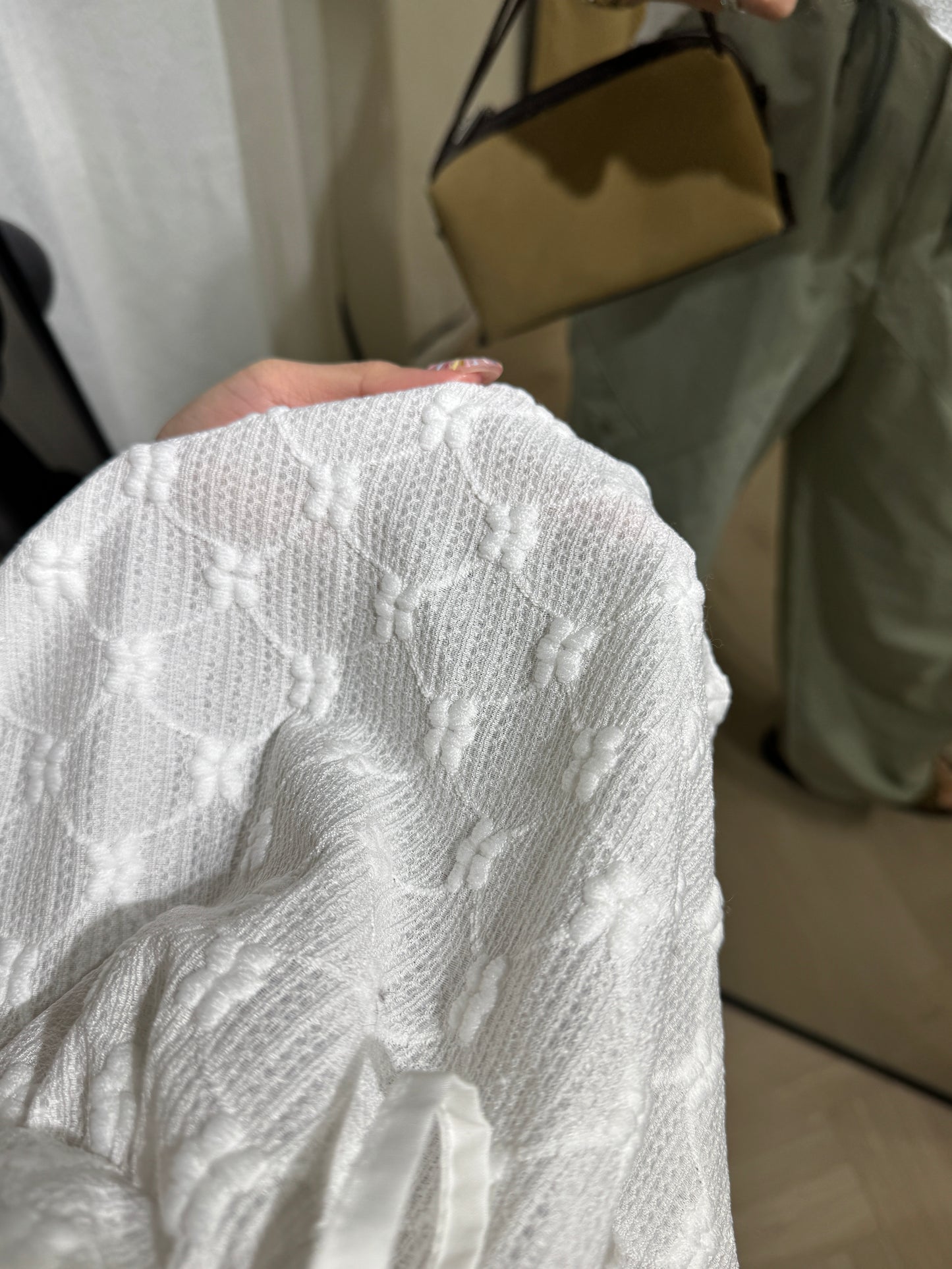 立體浮雕花花荷葉邊小上衣 ( 黑/白 )