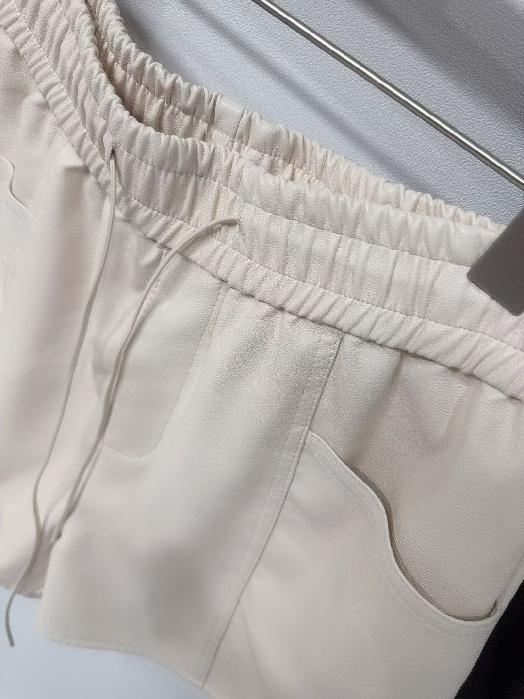 皮繩弧圓腳皮短褲 ( 黑/米/啡 )