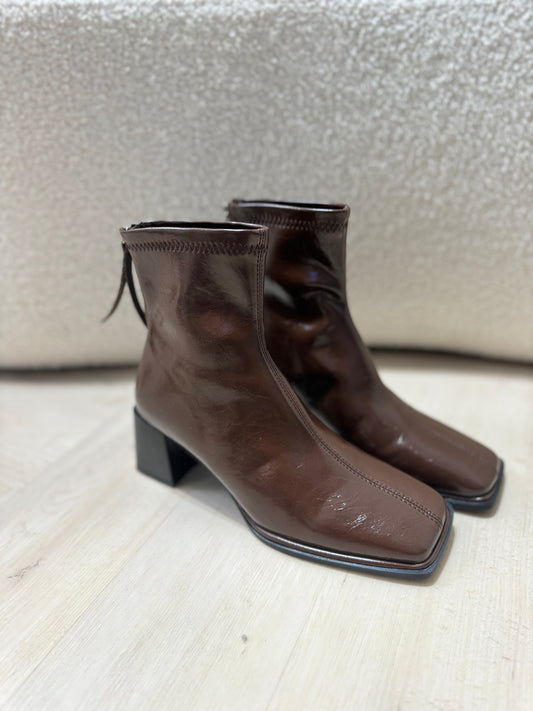 方頭壓紋有跟短BOOT