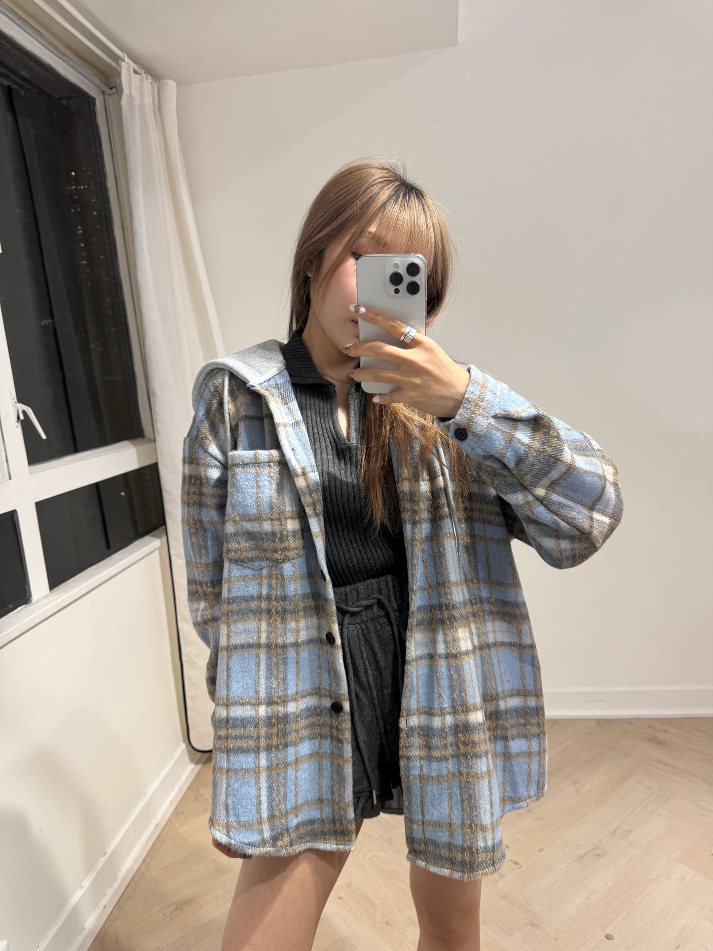 灰帽薄絨格仔外套