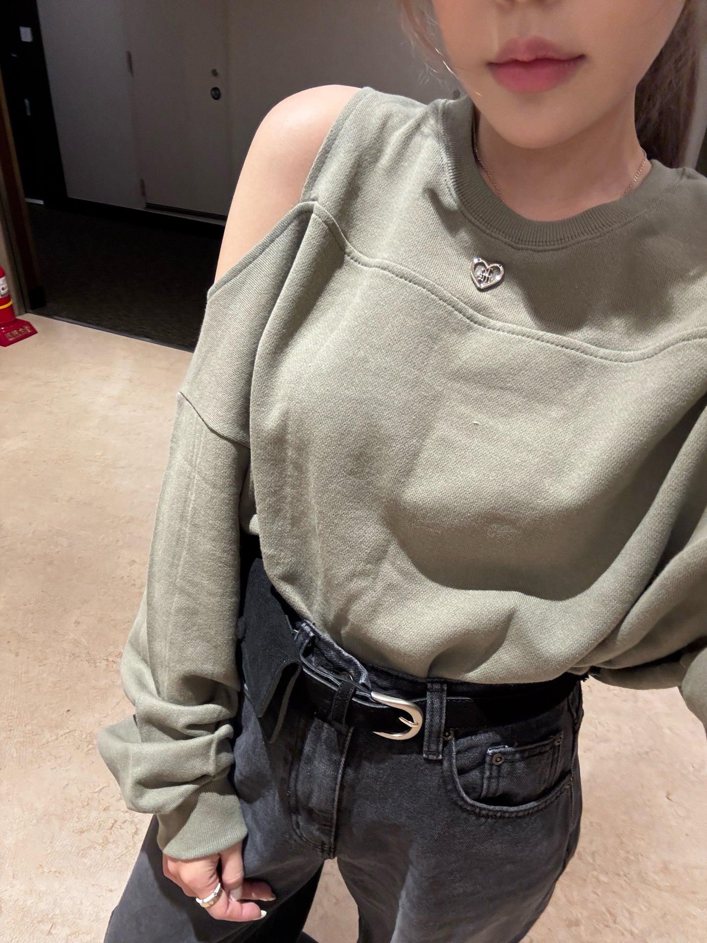 心心銀扣露肩衛衣 ( 黑/米白/灰/淡軍綠 )