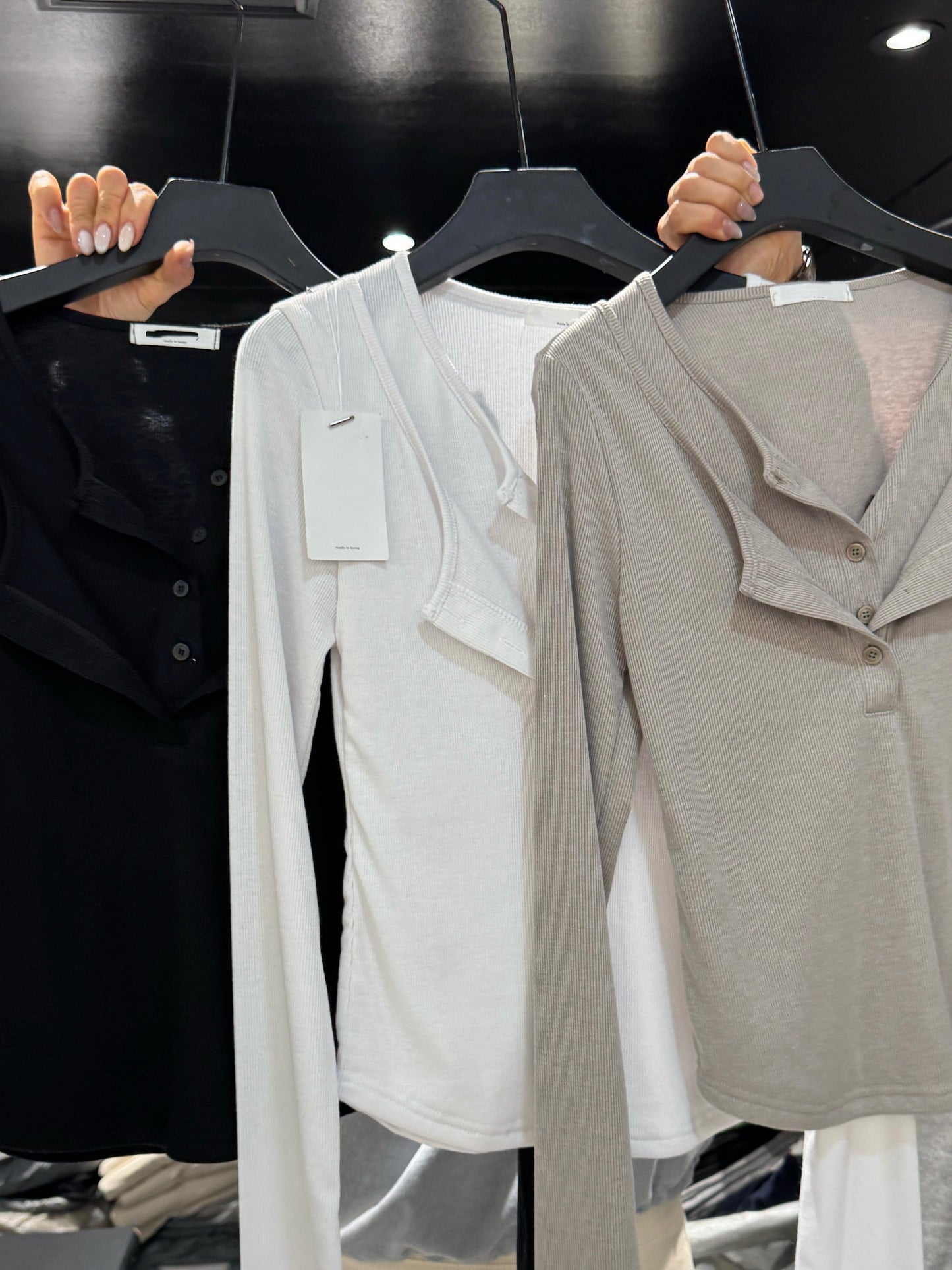 假兩件鈕扣上衣 ( 黑/白/杏 )