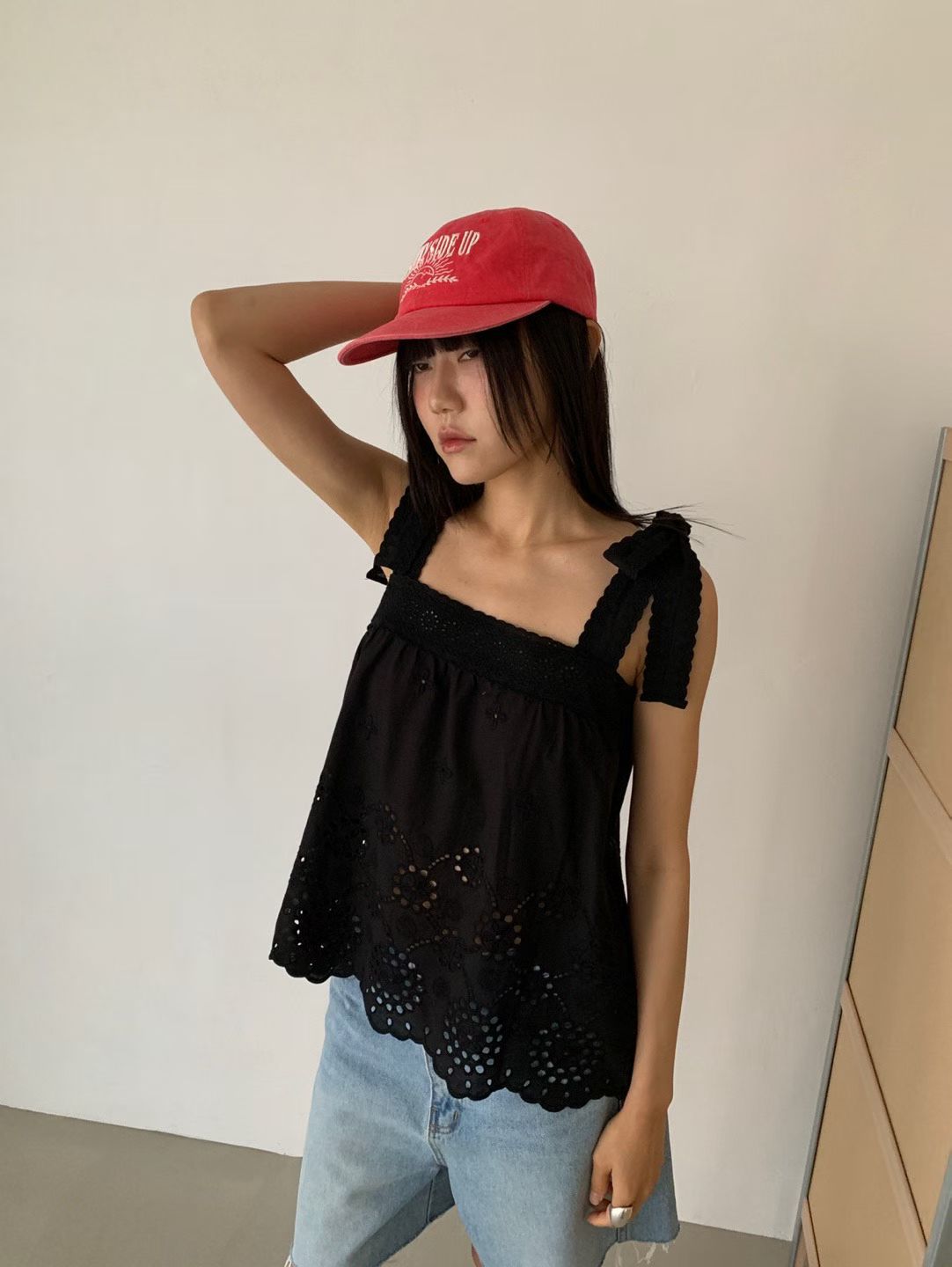 綁肩勾花黑色背心