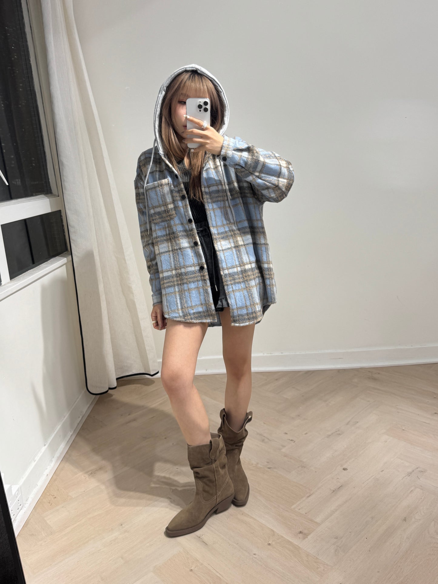 灰帽薄絨格仔外套