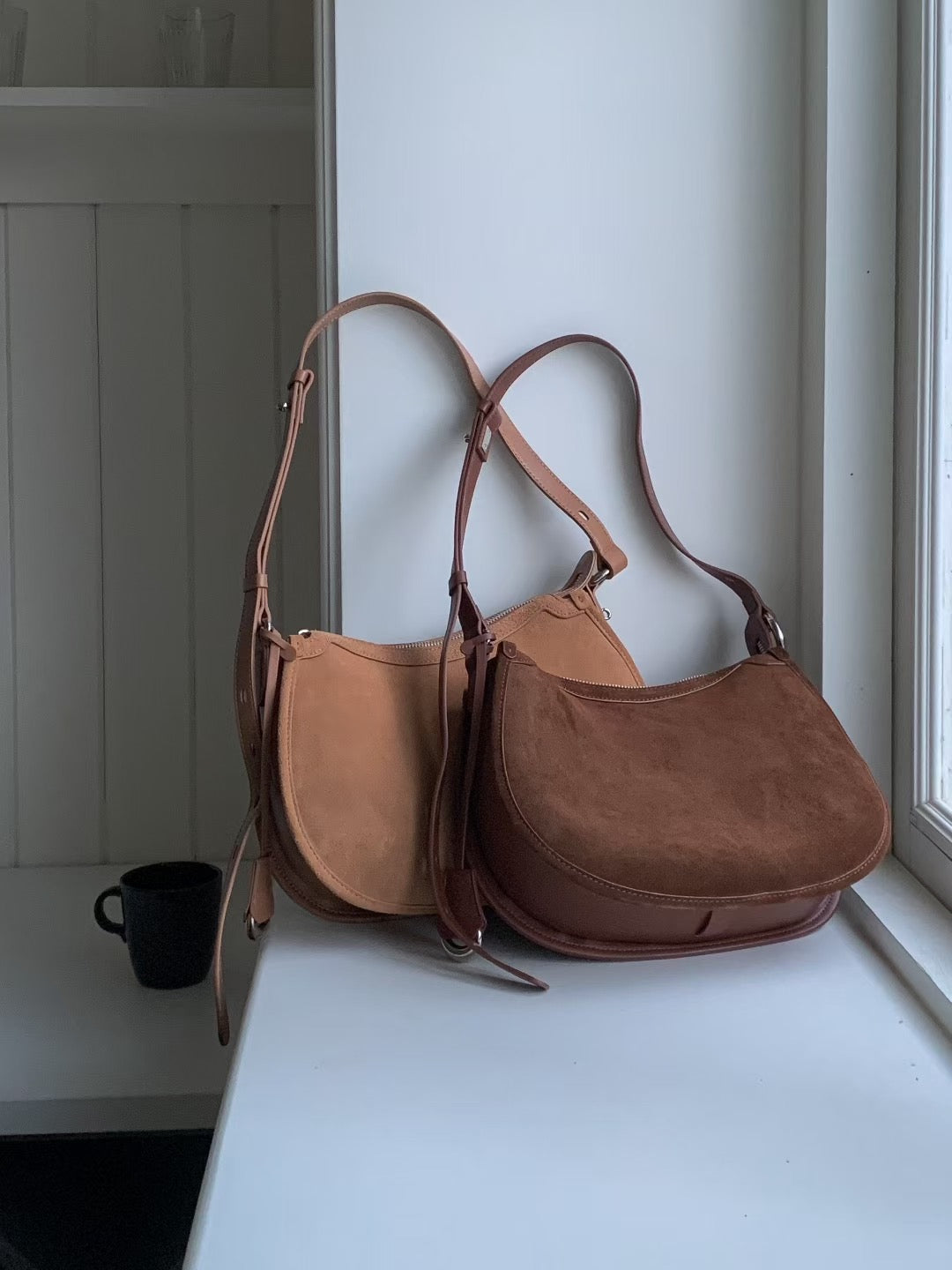 兩面真皮材質半月袋 ( 深/淺 ) 三種背法