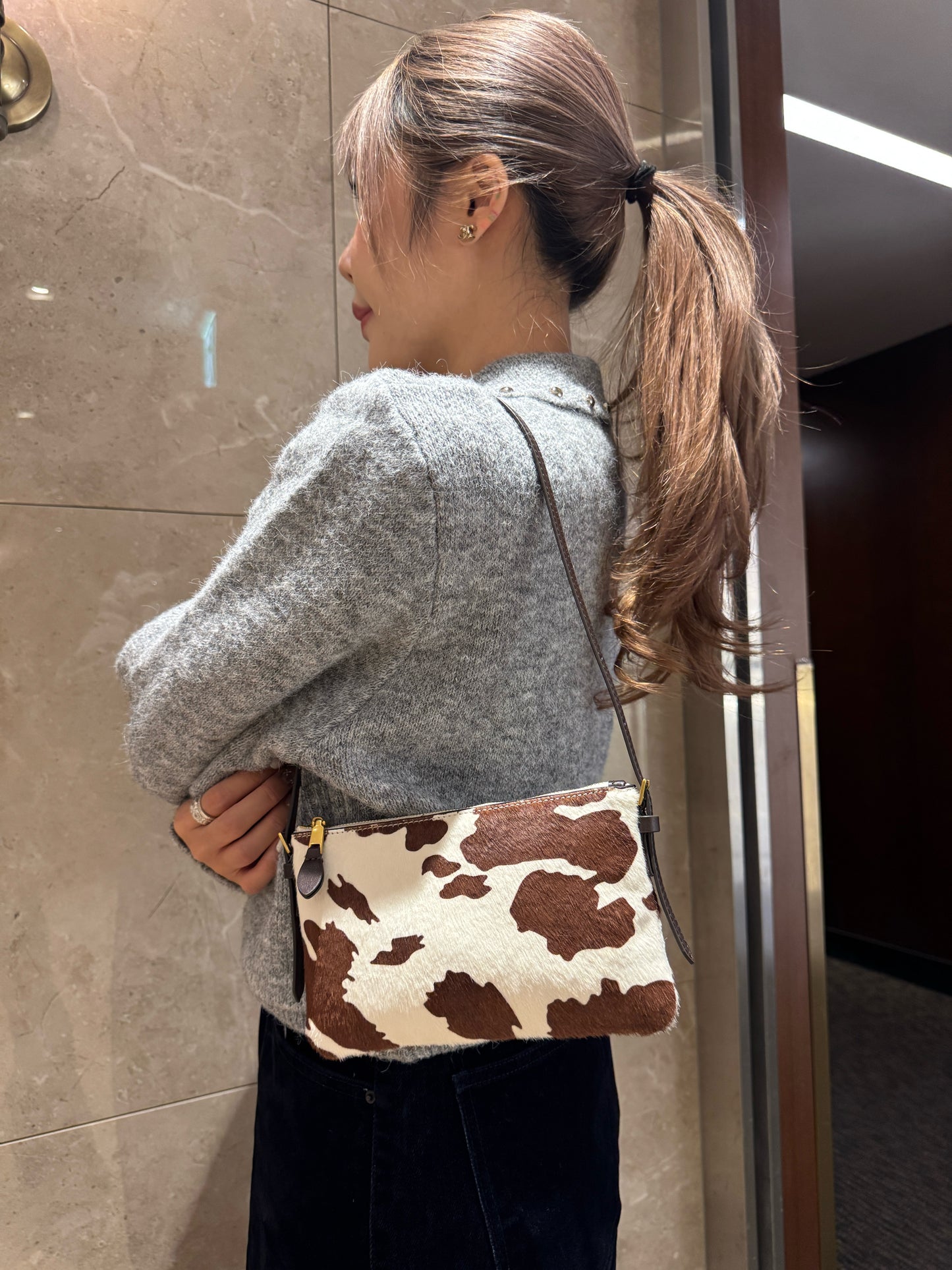 乳牛紋真皮馬毛扁形手袋 ( 附長帶 )