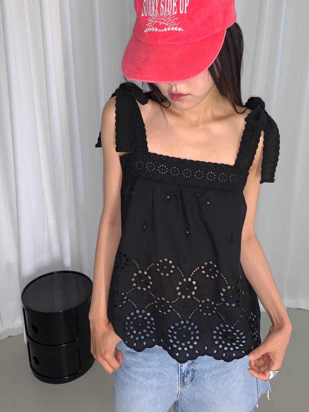 綁肩勾花黑色背心
