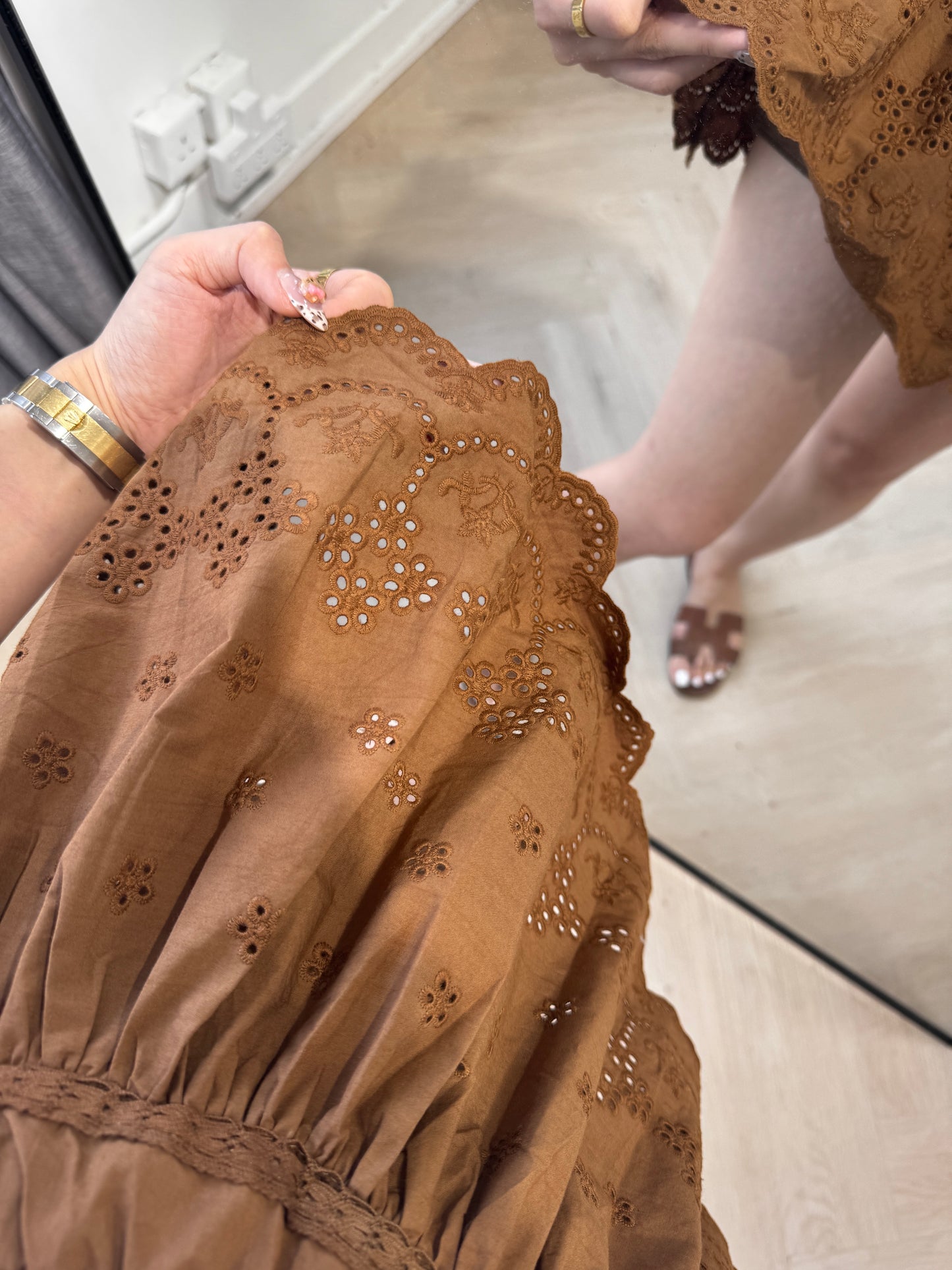 勾花波浪邊短裙 ( 白/啡 )