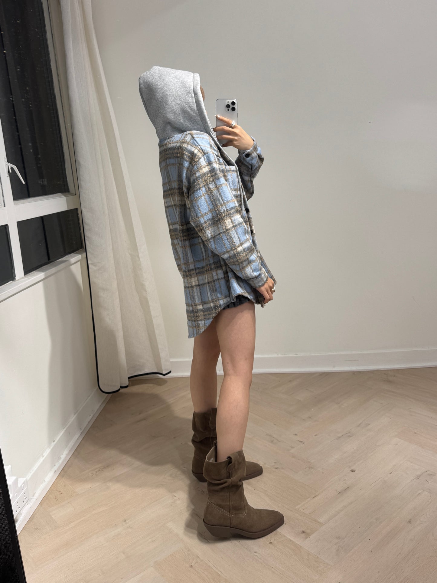 灰帽薄絨格仔外套