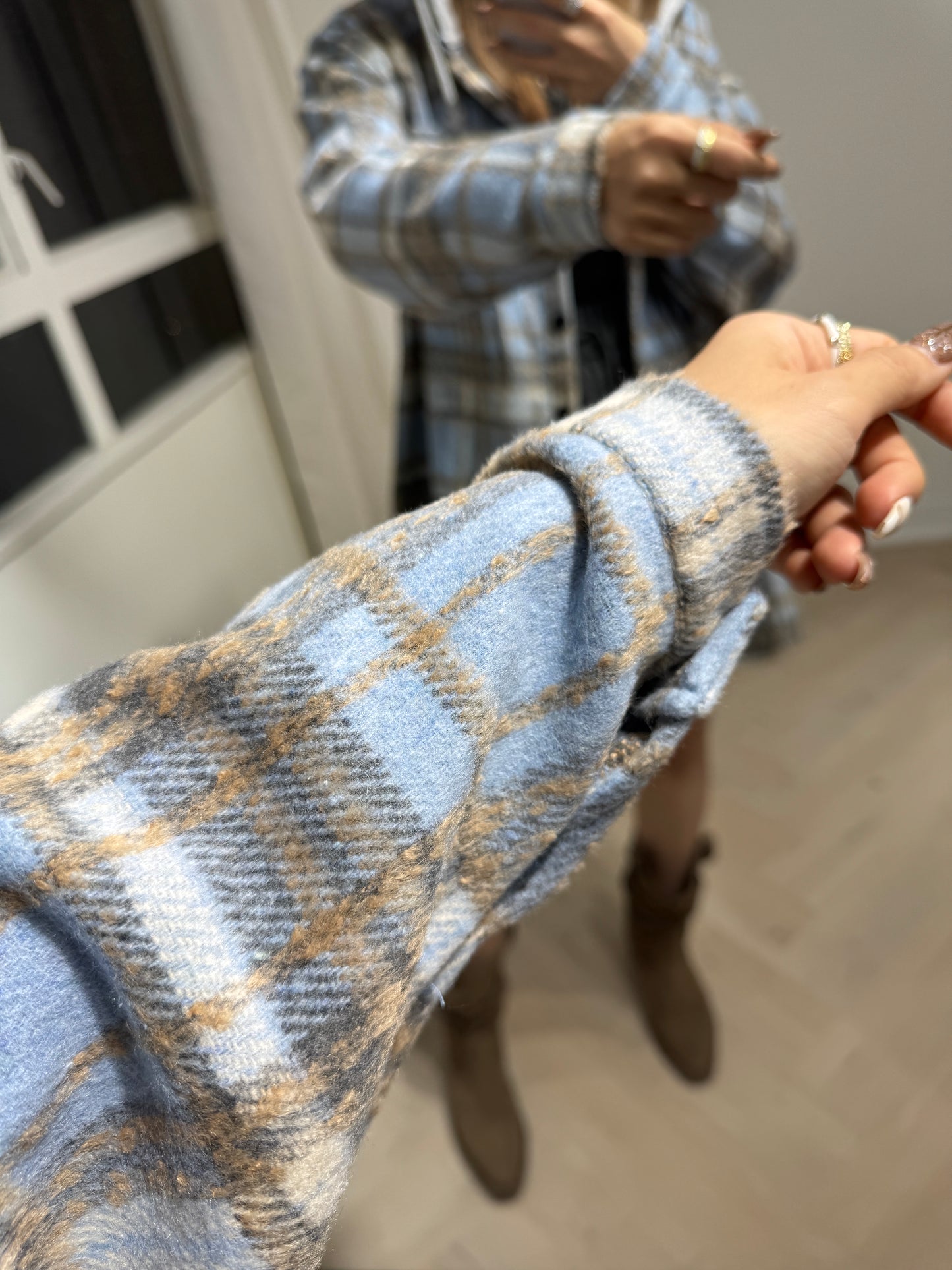 灰帽薄絨格仔外套