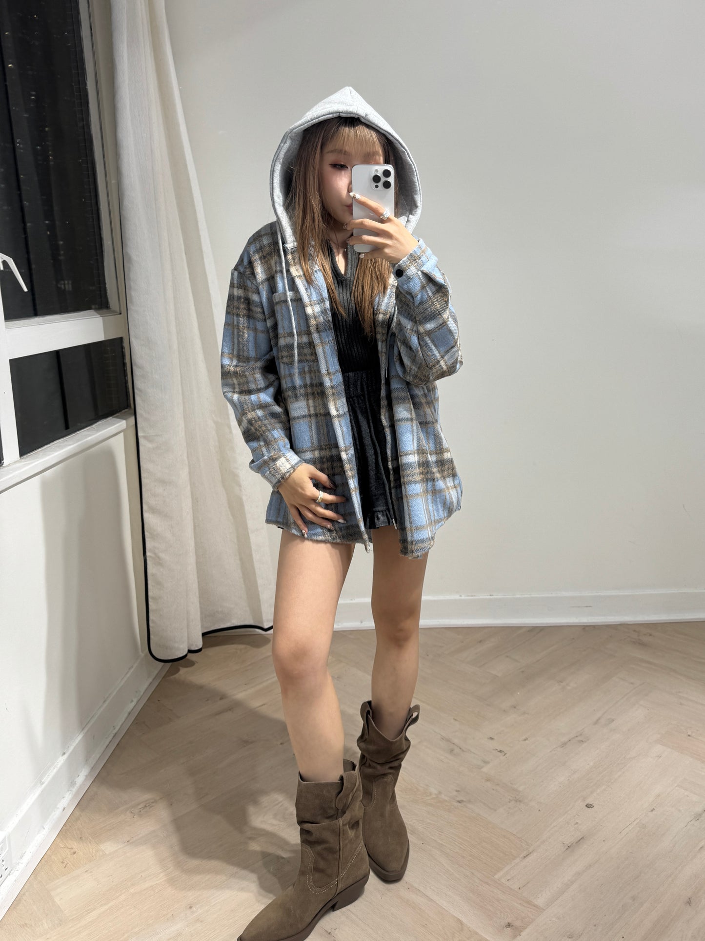 灰帽薄絨格仔外套