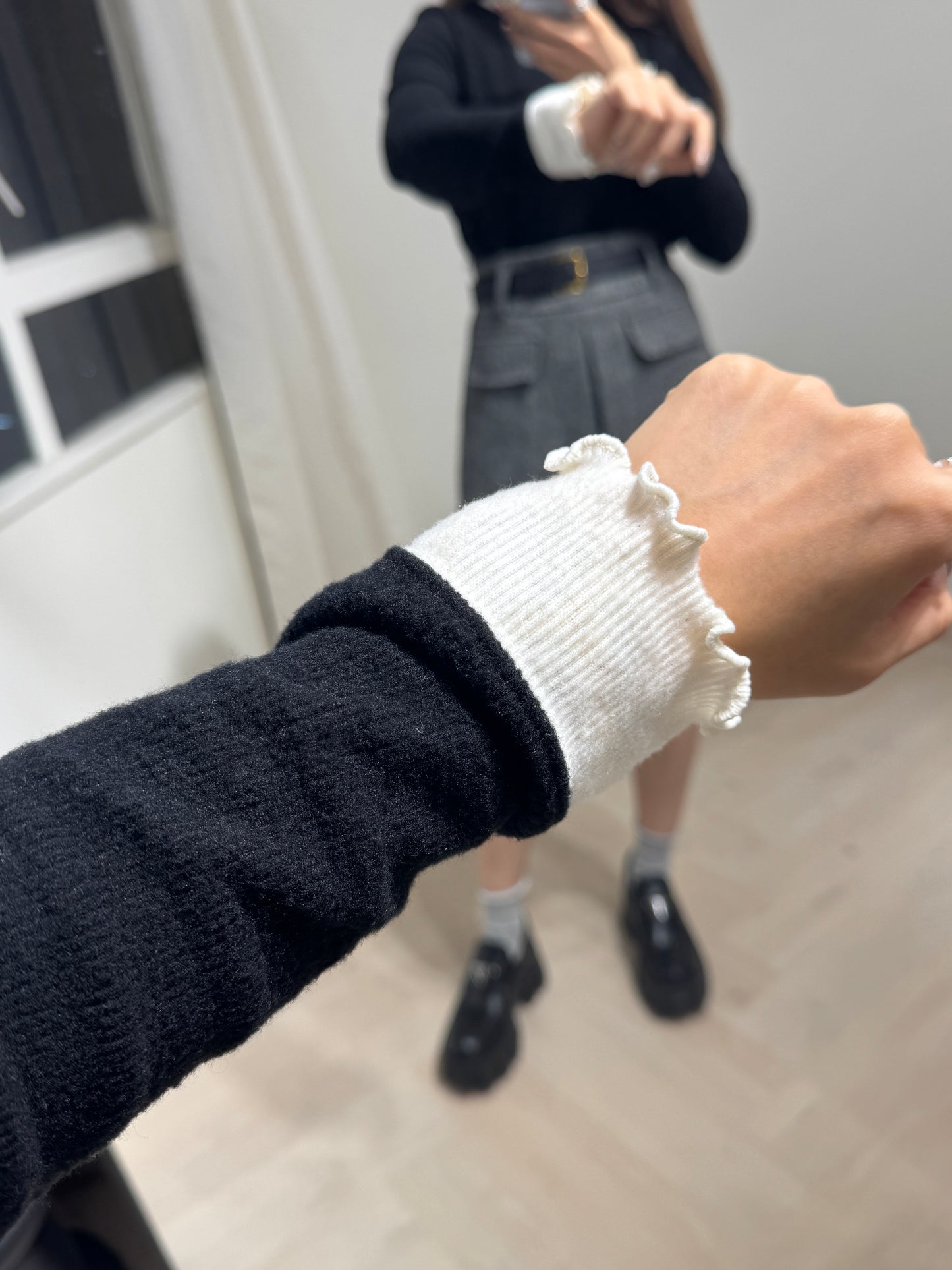 併色木耳邊抓毛上衣 ( 黑/白/藍/杏 )