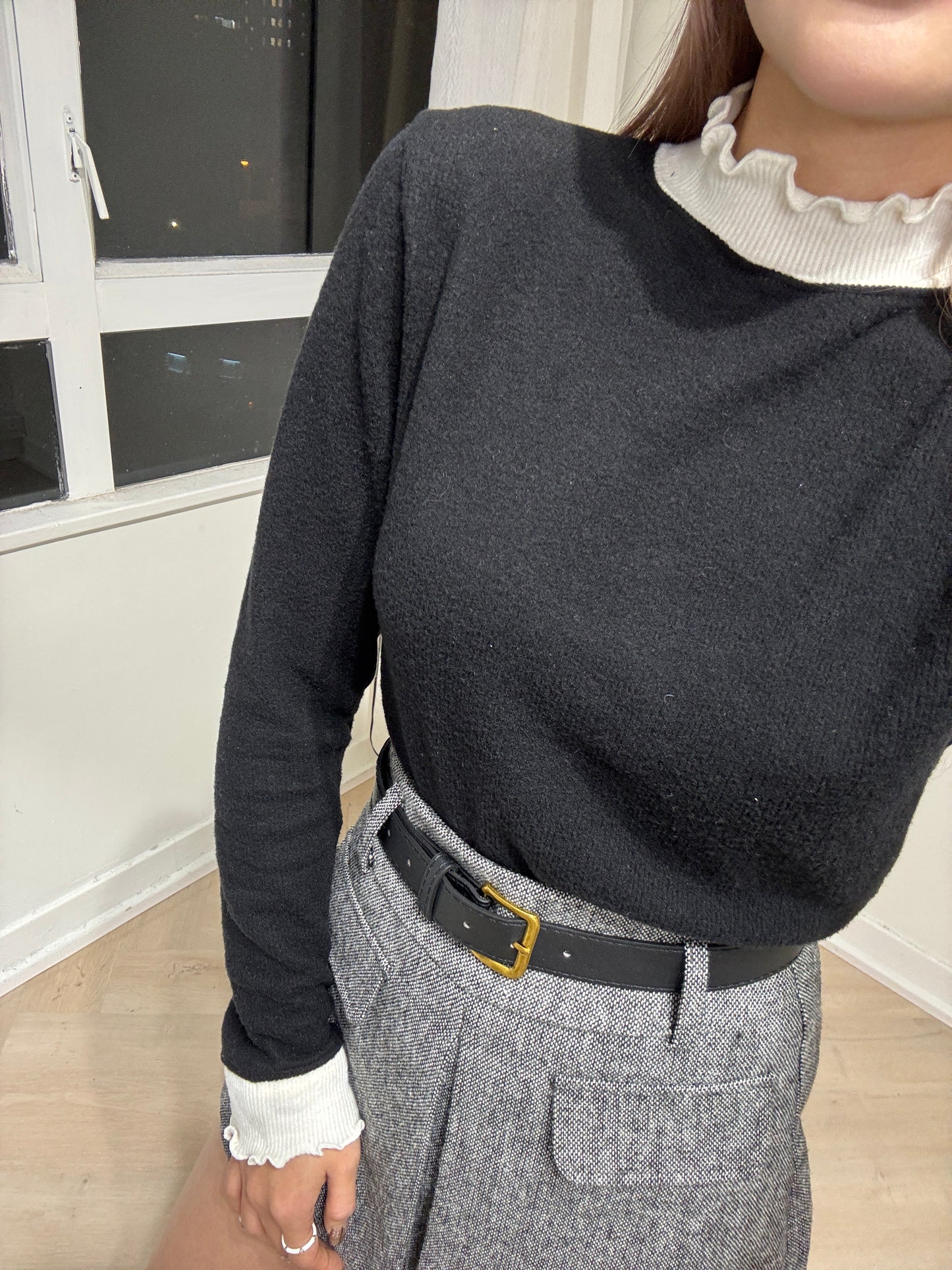 併色木耳邊抓毛上衣 ( 黑/白/藍/杏 )