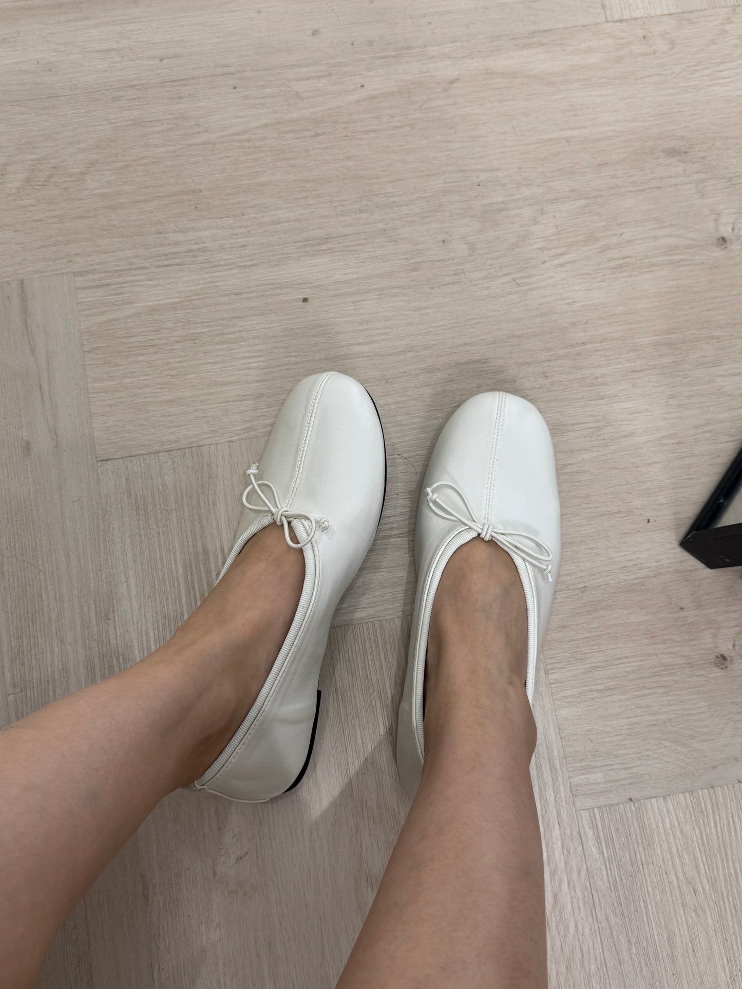 小蝴蝶結圓頭光皮面平底鞋 ( 黑/白 )