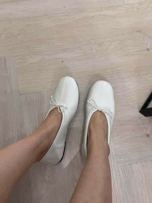小蝴蝶結圓頭光皮面平底鞋 ( 黑/白 )