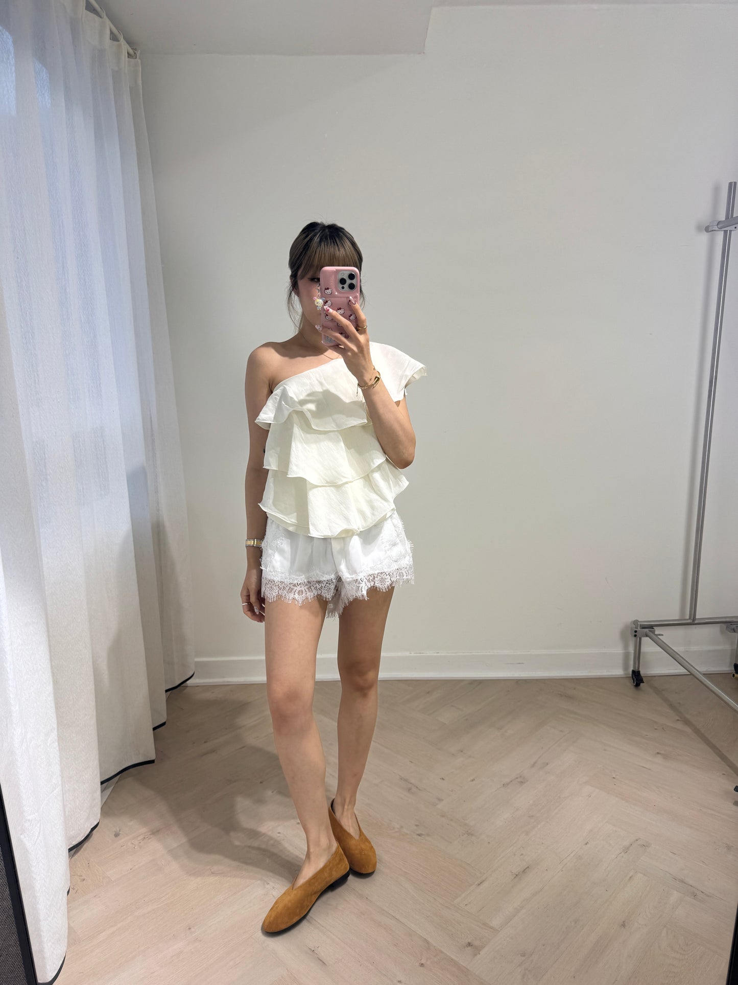 斜肩RUFFLE上衣 ( 粉/米白 )