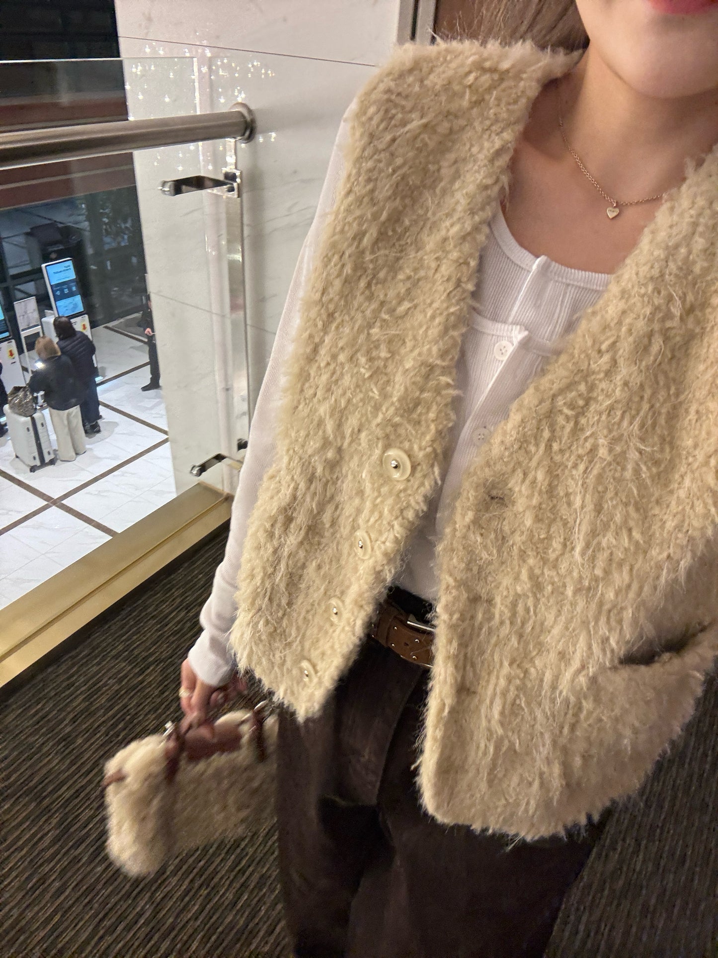 滑毛毛口袋背心外套 ( 白/杏 )