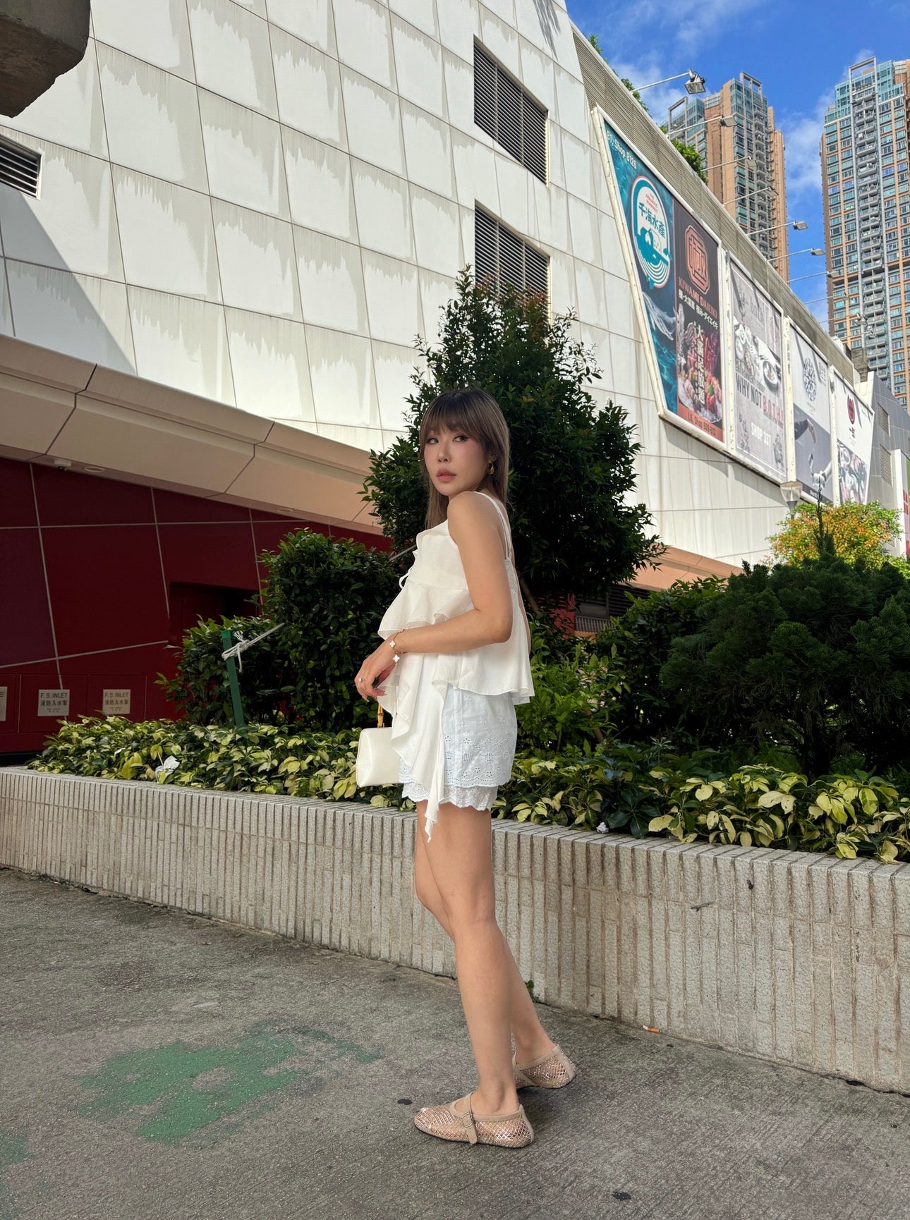 高質尖腳RUFFLE吊帶背心 ( 黑/白 )