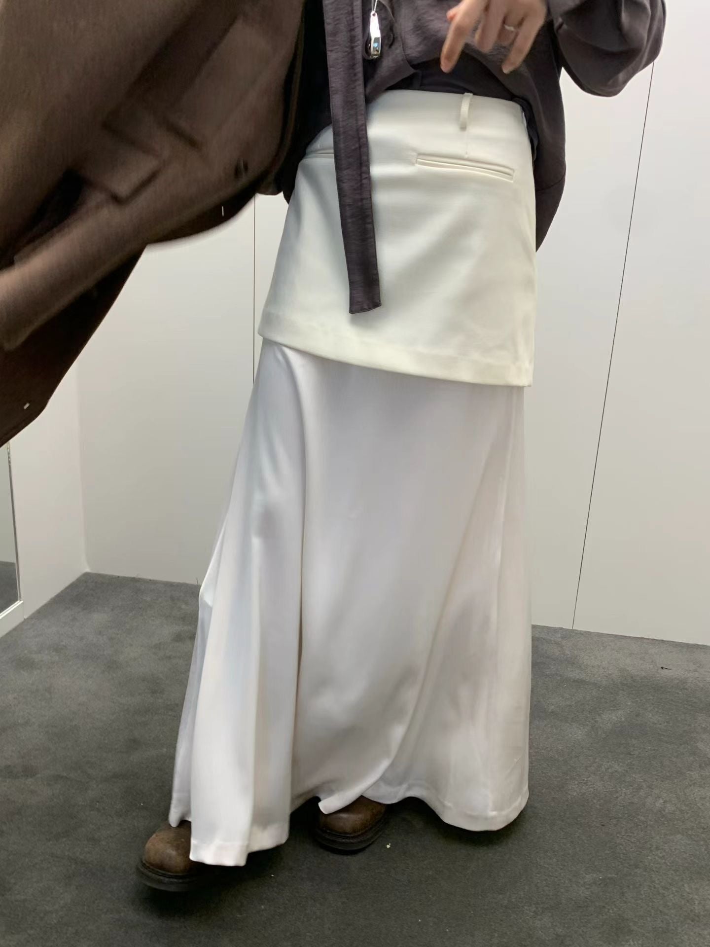 絲質併絨面層次長裙 ( 黑/米白 )