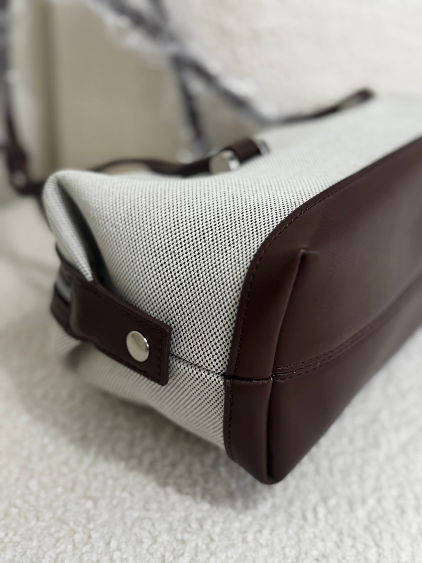 挺帆布皮底長手袋 ( 深啡/黑 )