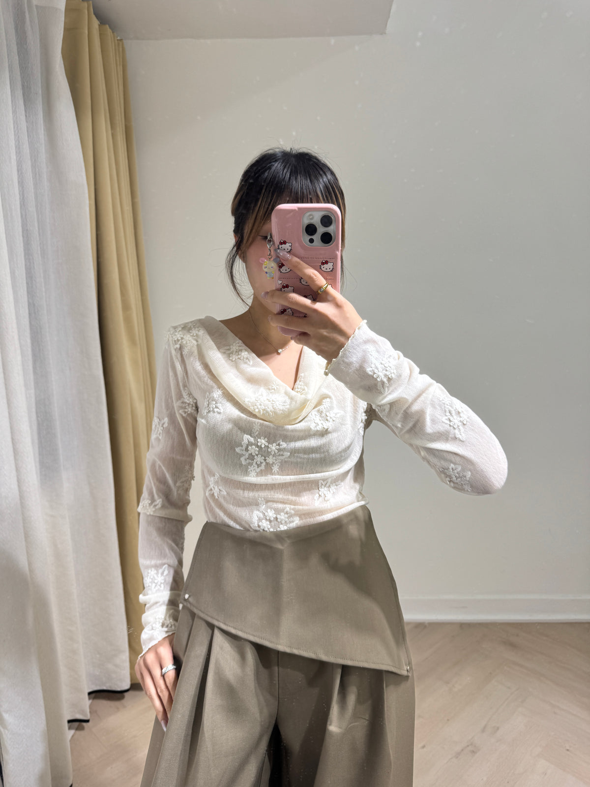 立體花刺繡垂領米色TOP