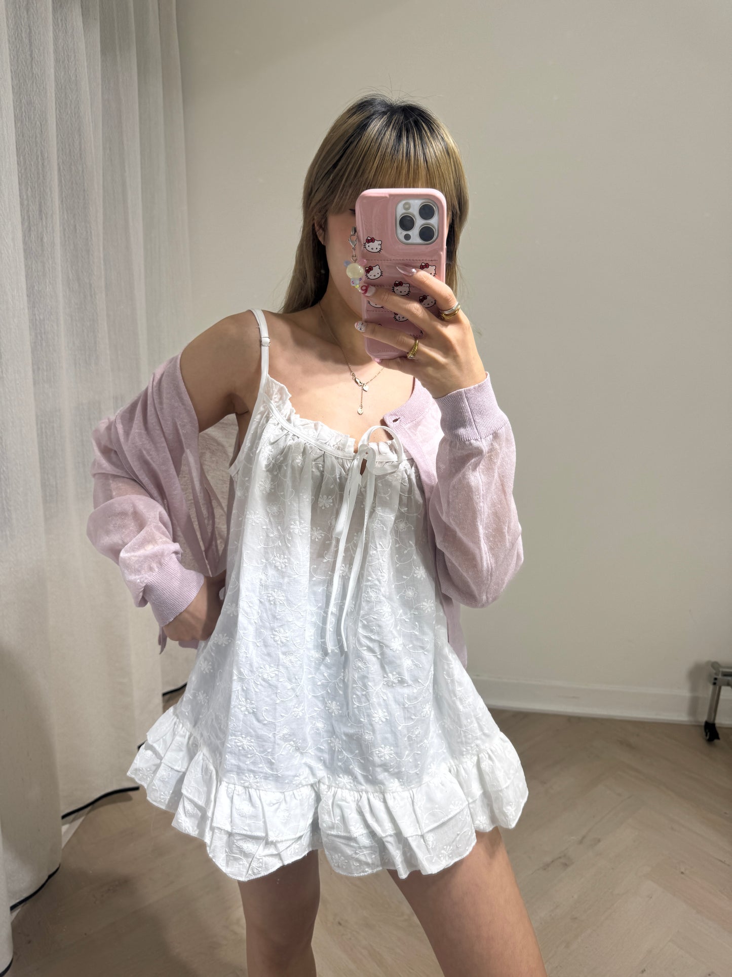 細勾花傘形白色吊帶背心