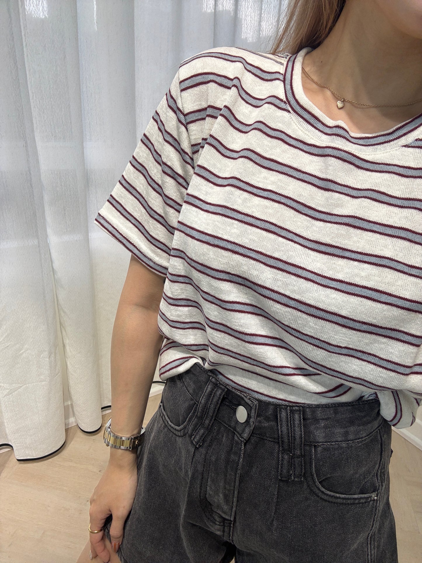 灰紅間條薄線TEE