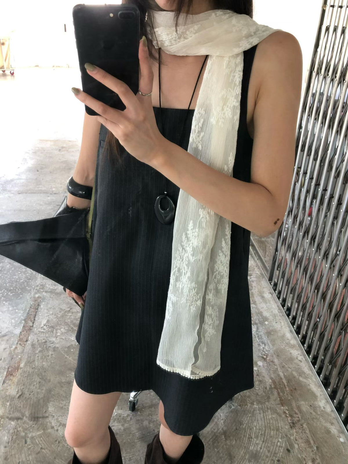 白色繡花紋波浪邊圍巾