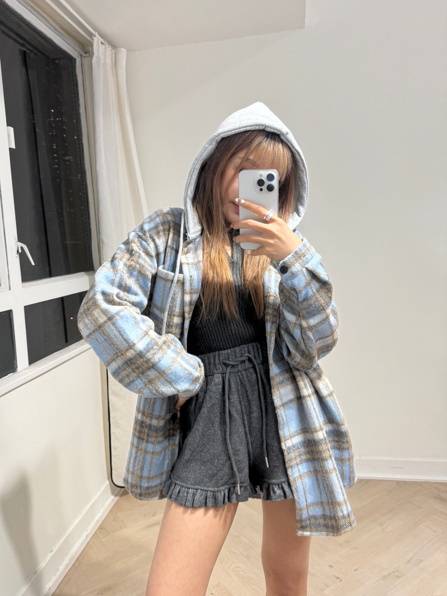 灰帽薄絨格仔外套