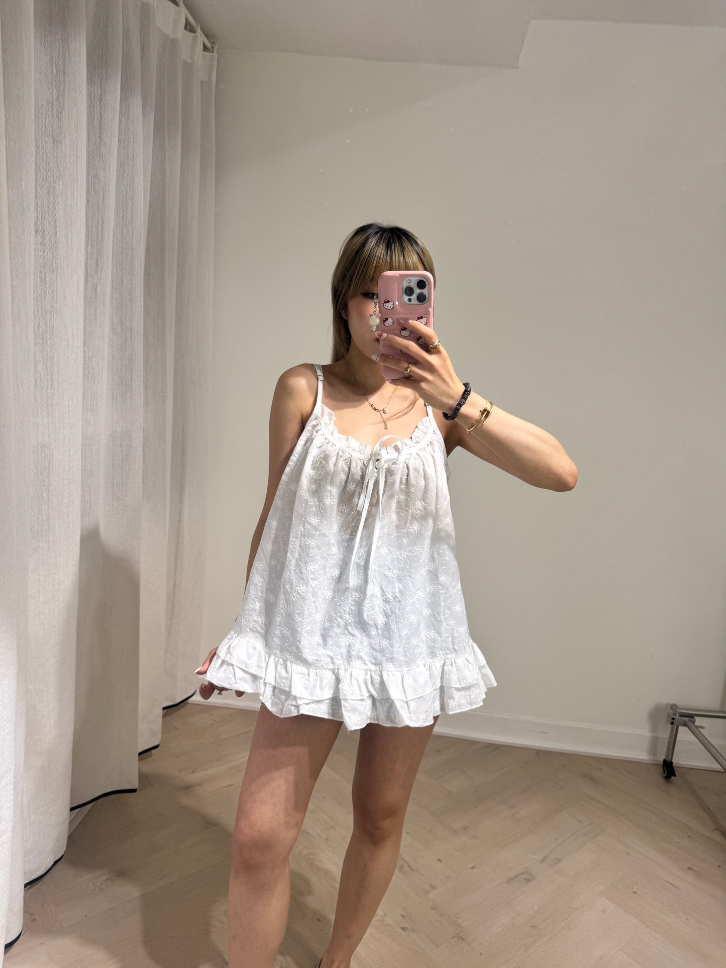 細勾花傘形白色吊帶背心