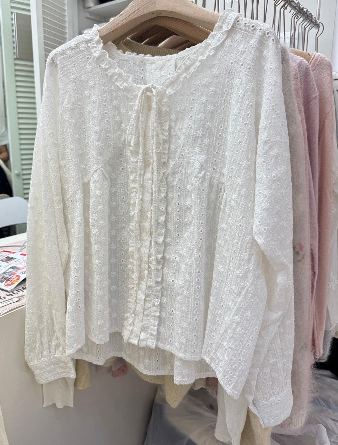 白色刺繡勾花花邊上衣