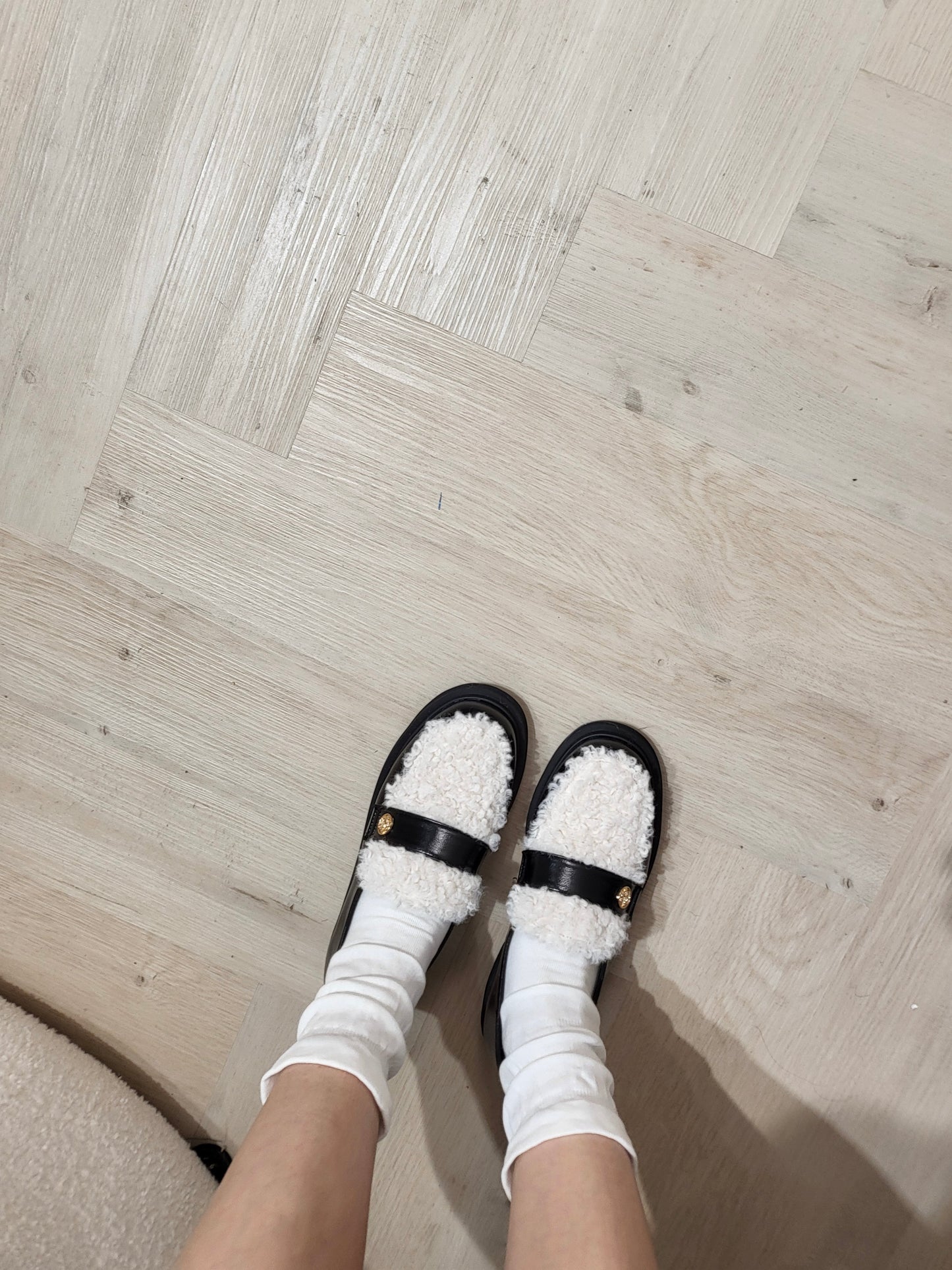 羊羔毛金牌黑色LOAFERS