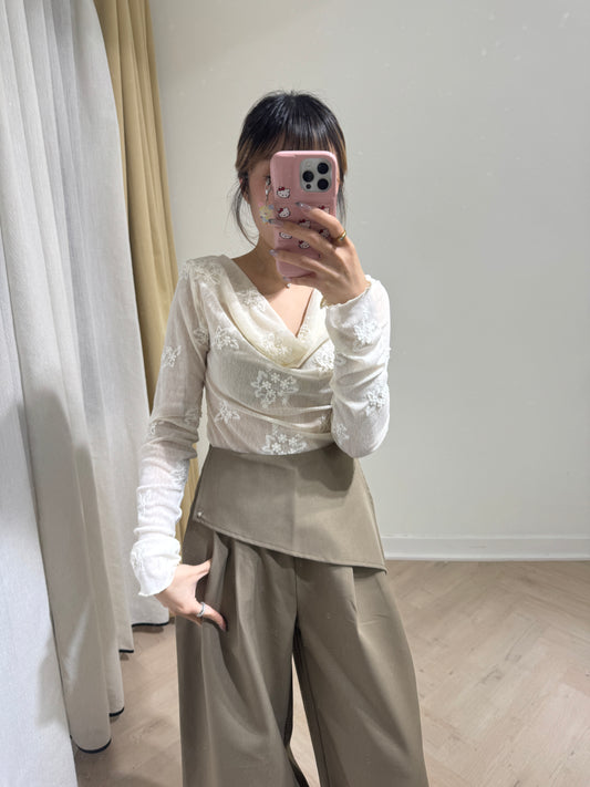 立體花刺繡垂領米色TOP