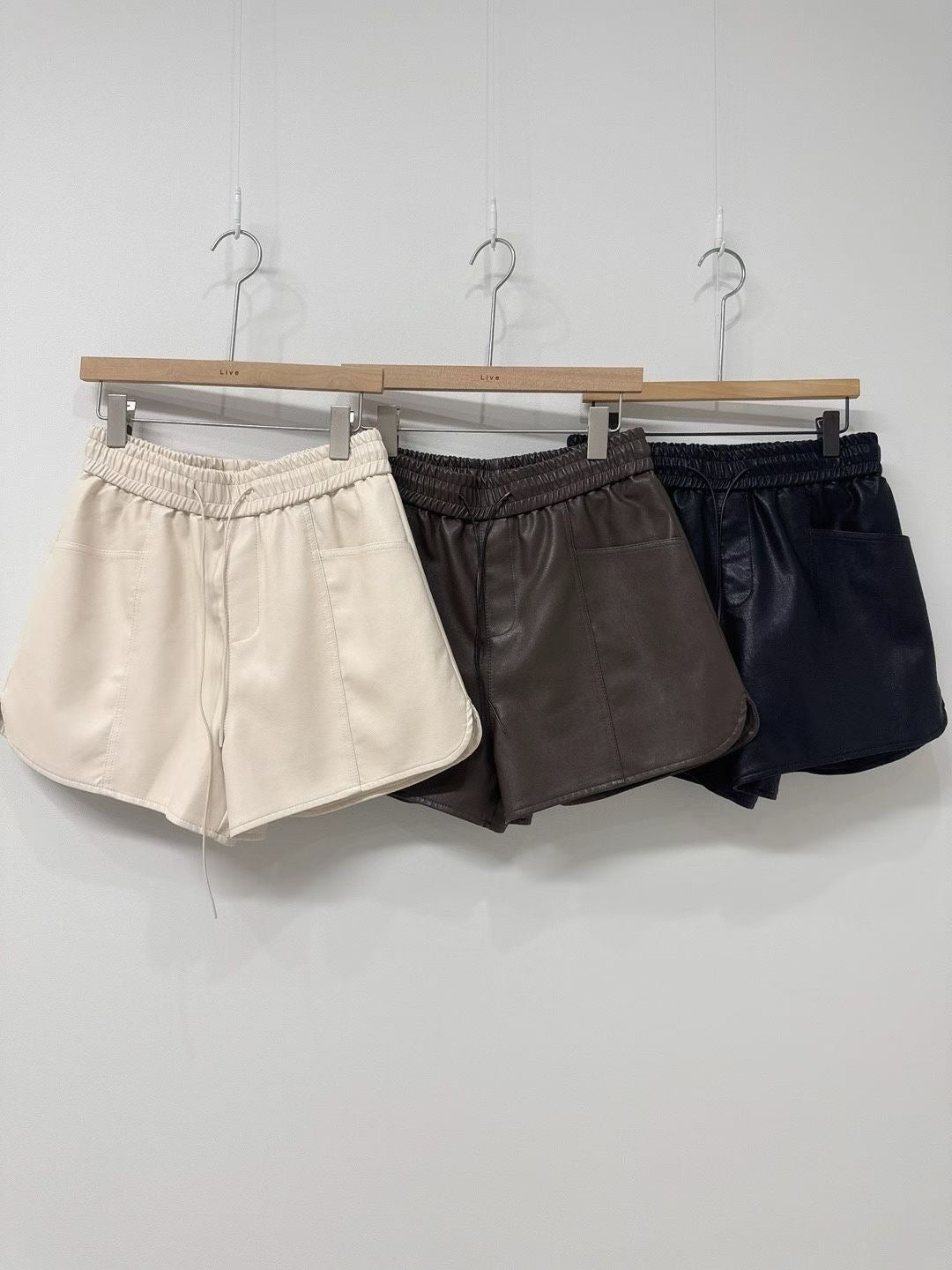皮繩弧圓腳皮短褲 ( 黑/米/啡 )