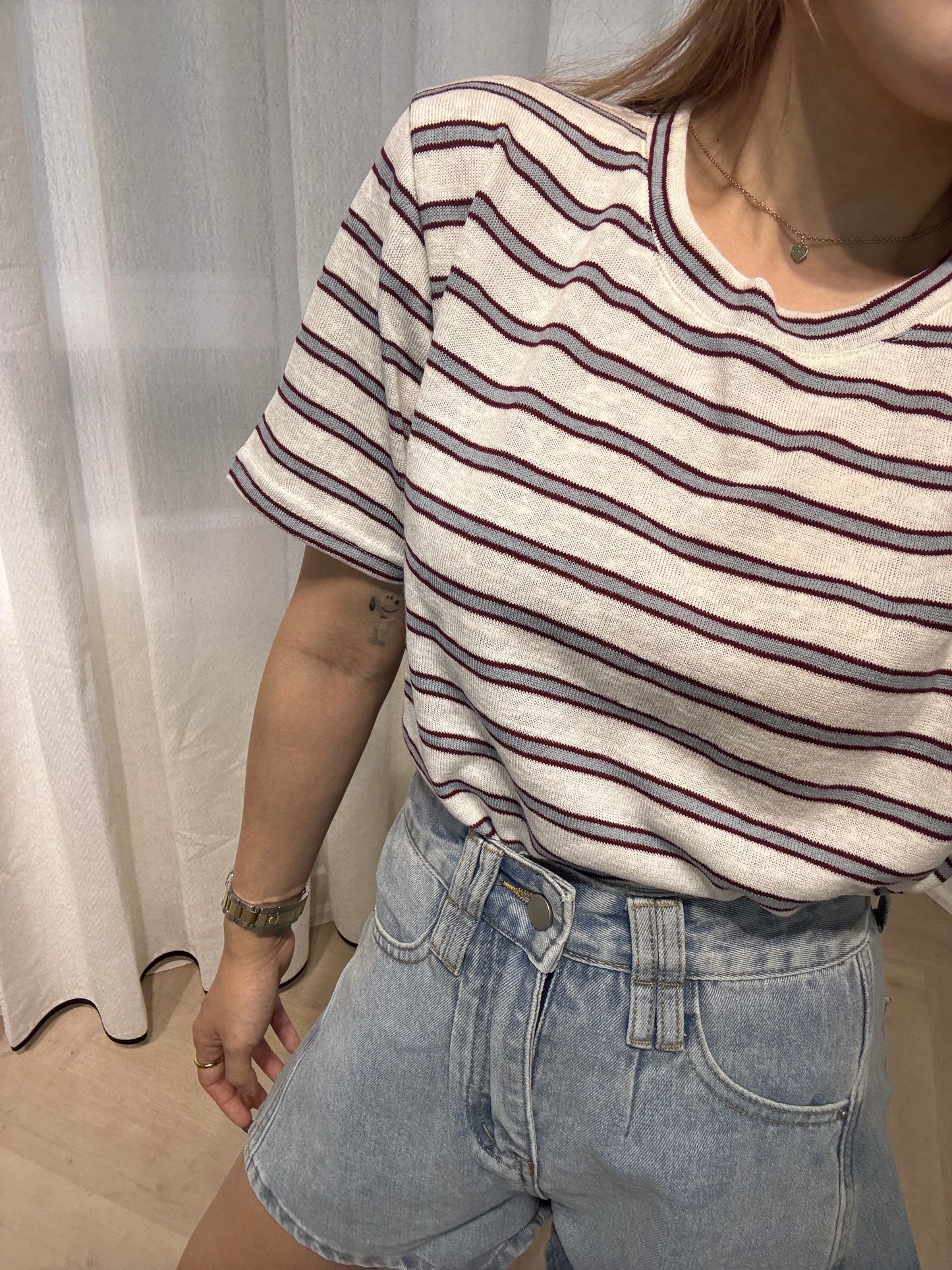 灰紅間條薄線TEE