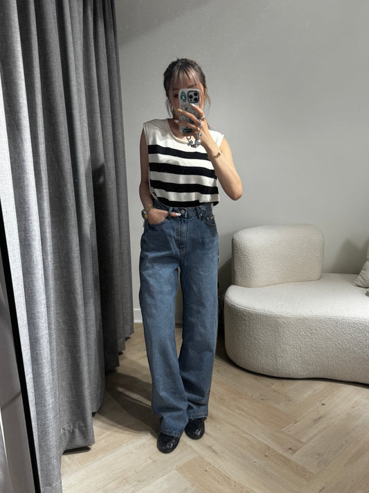 後扣洗水直腳牛仔褲 ( S/M/L )