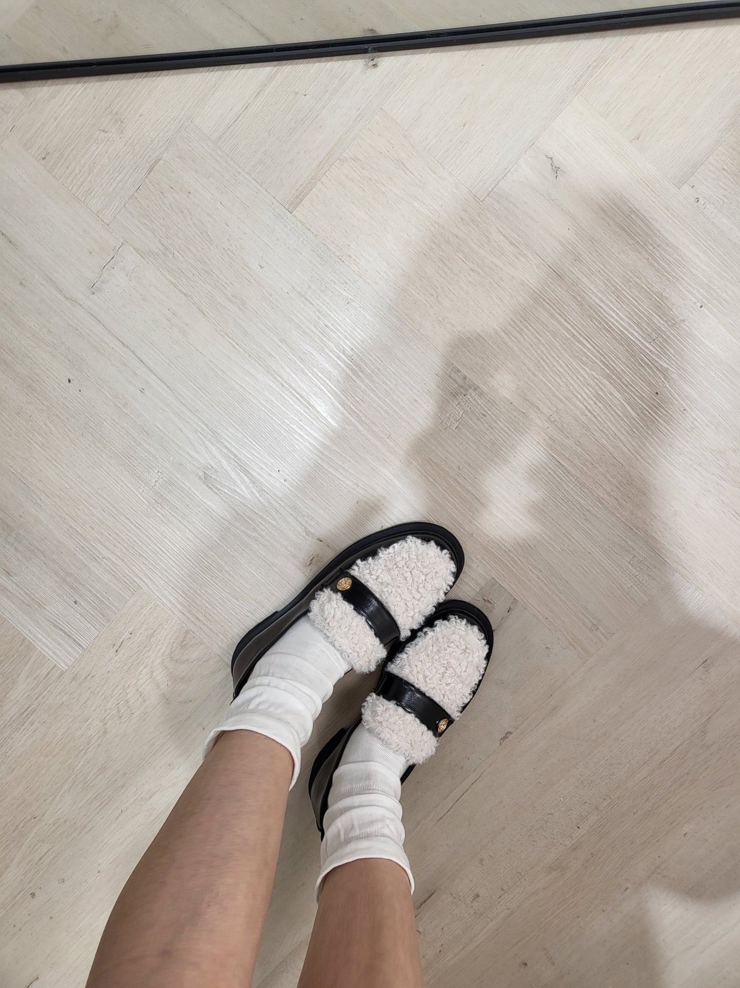 羊羔毛金牌黑色LOAFERS