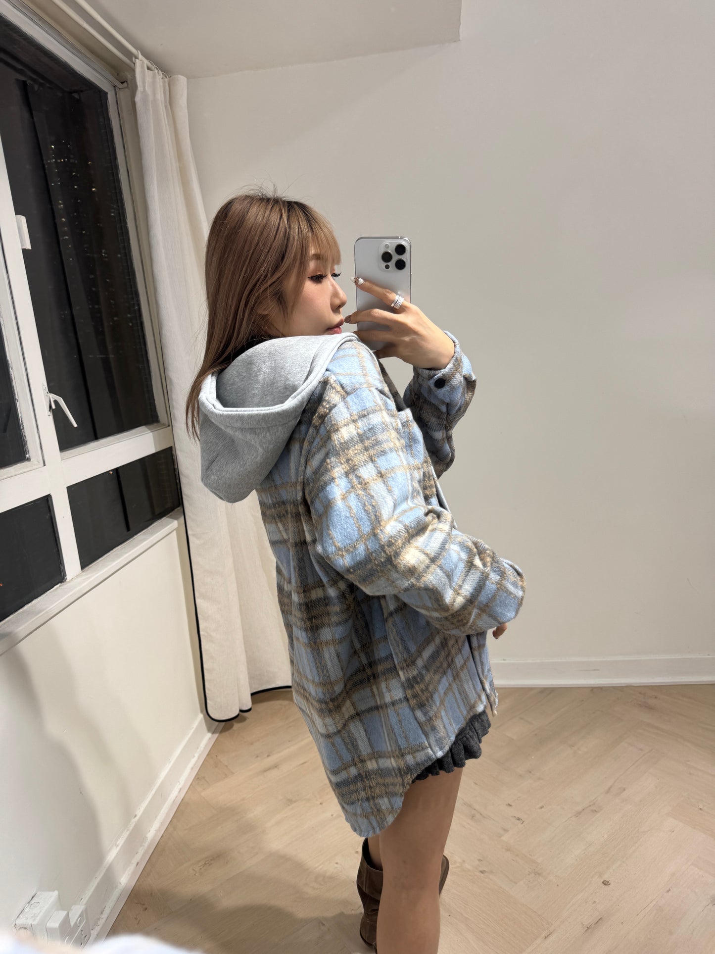 灰帽薄絨格仔外套