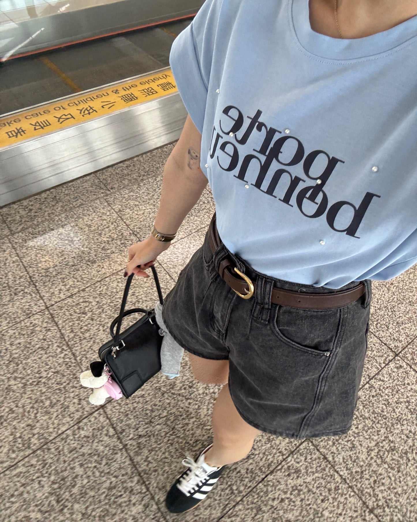 珍珠摺袖文字TEE ( 米/藍 )