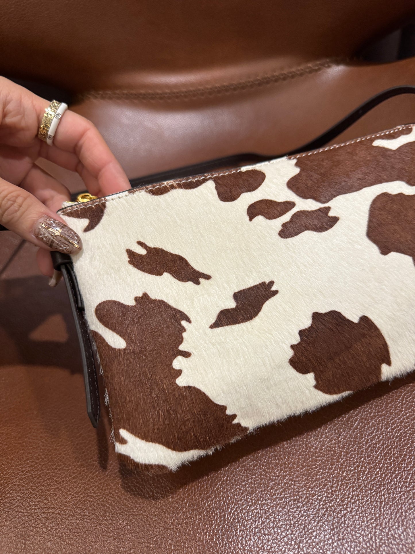 乳牛紋真皮馬毛扁形手袋 ( 附長帶 )