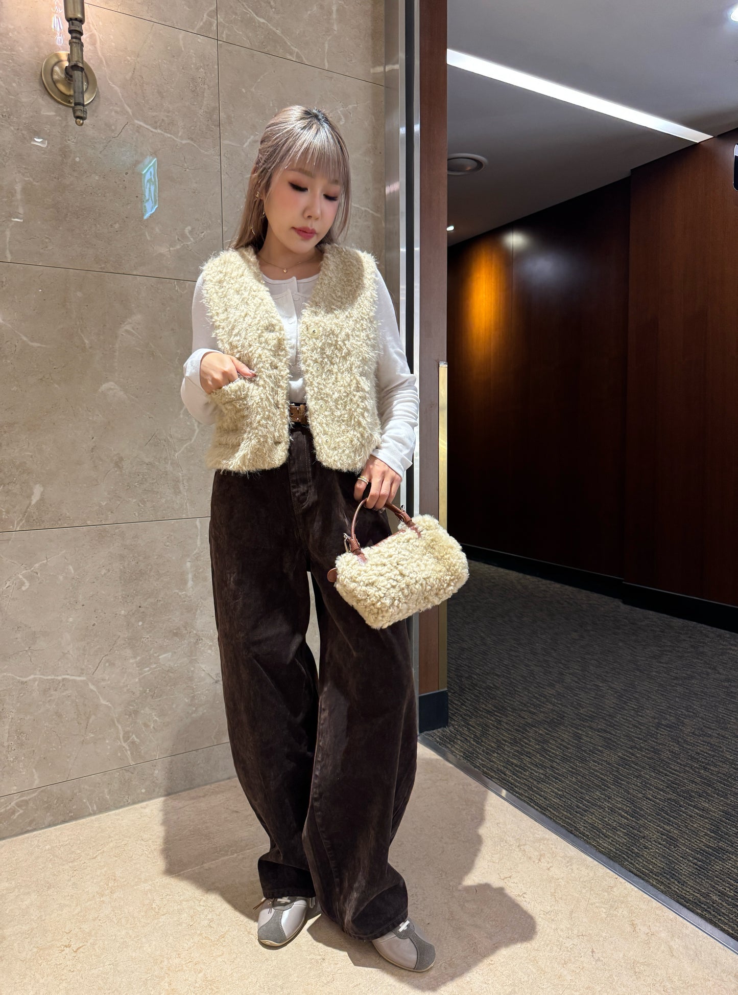 滑毛毛口袋背心外套 ( 白/杏 )