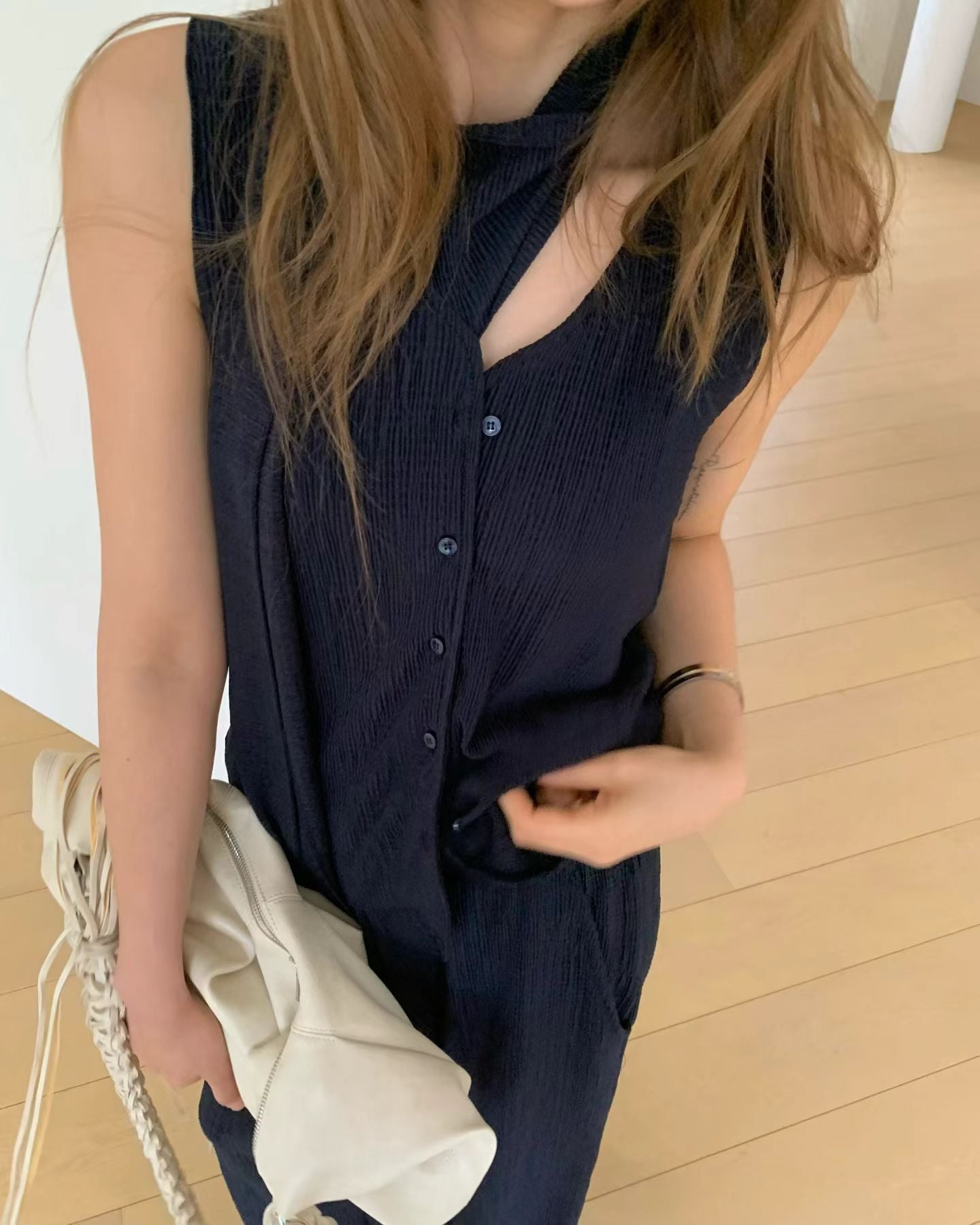 樹紋掛頸鈕扣背心 ( 白/深藍 )