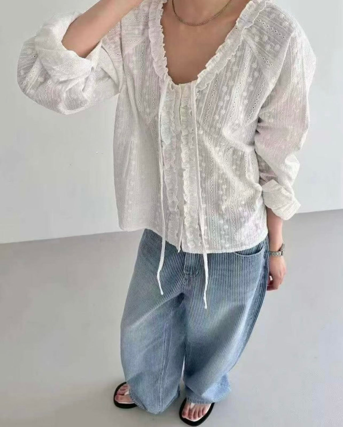 白色刺繡勾花花邊上衣